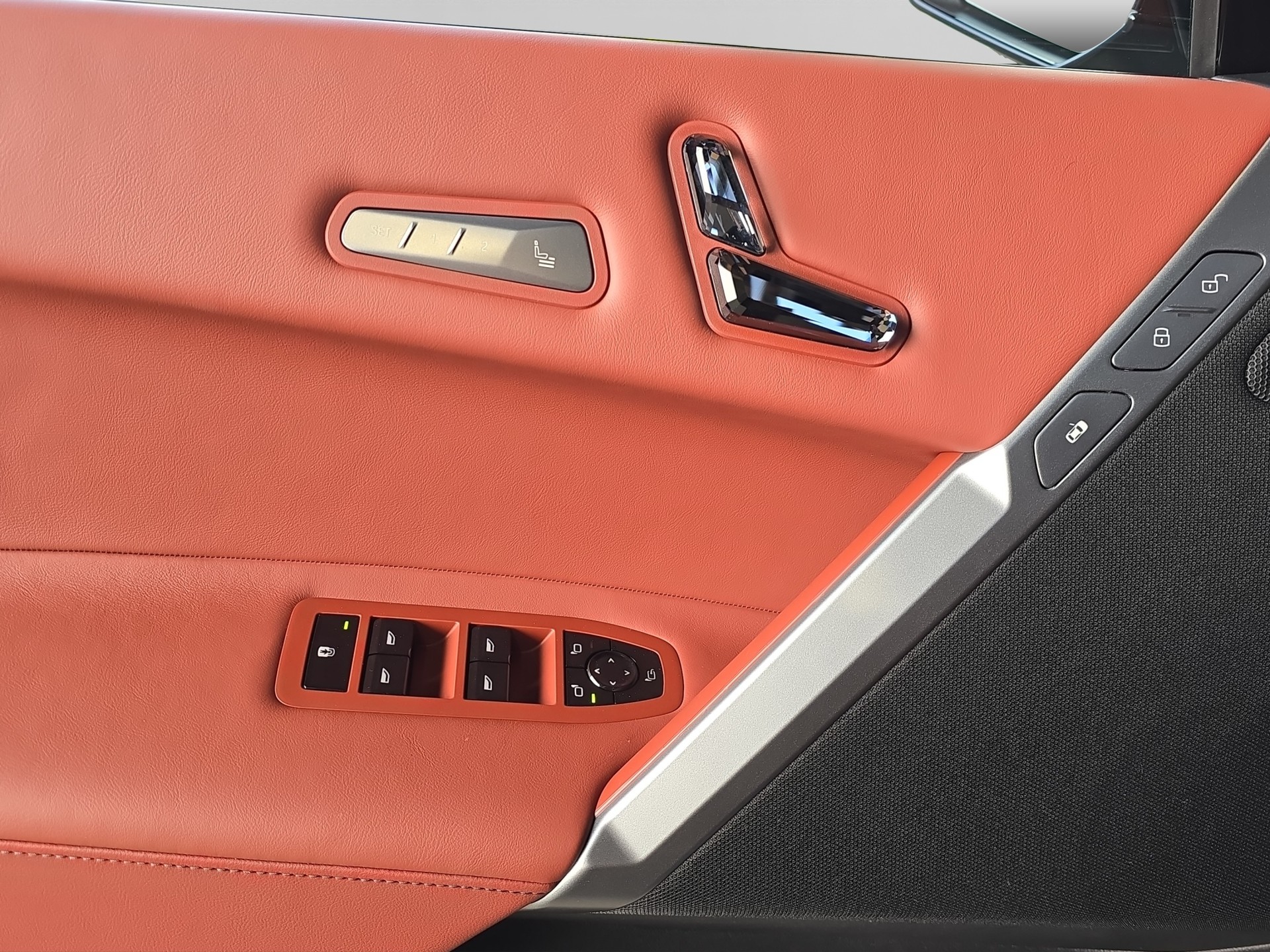 BMW iX M70 xDrive-image-12