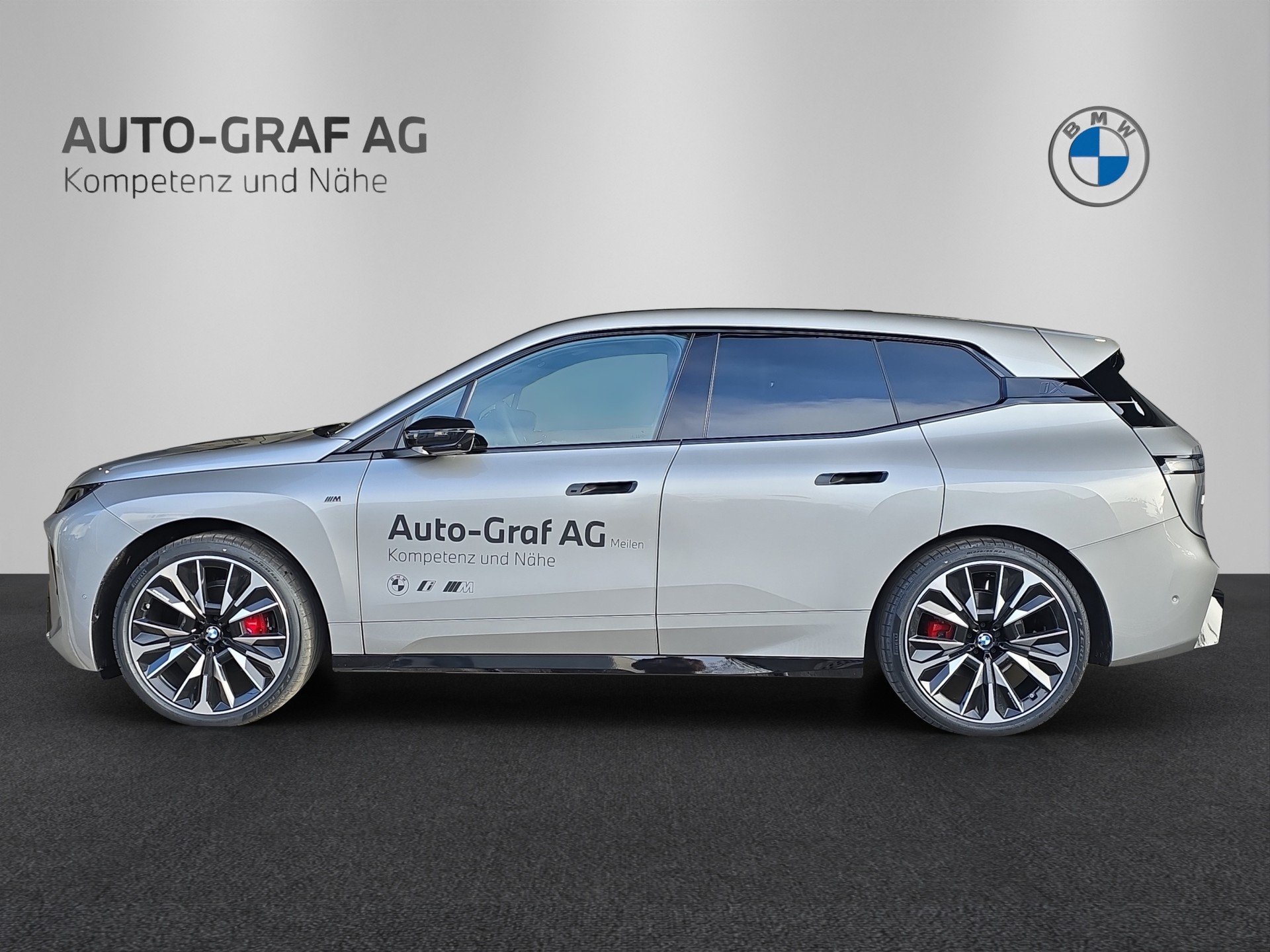 BMW iX M70 xDrive-showroom-element-1