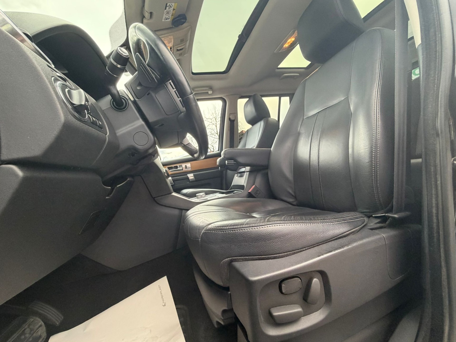 LAND ROVER Discovery 3.0 SDV6 HSE Automatic ALL Black Edition-image-6