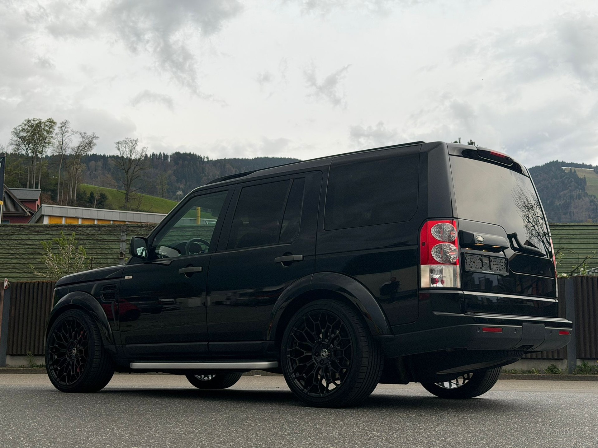 LAND ROVER Discovery 3.0 SDV6 HSE Automatic ALL Black Edition-image-5