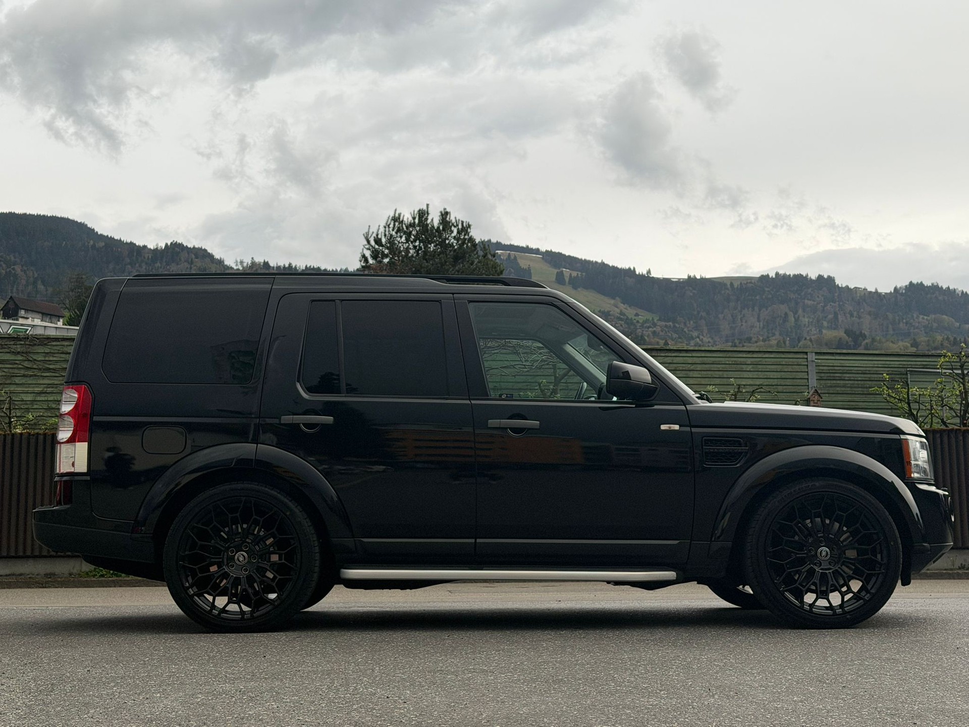LAND ROVER Discovery 3.0 SDV6 HSE Automatic ALL Black Edition-image-3