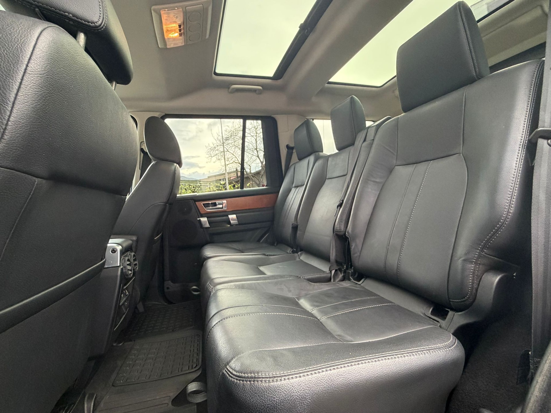 LAND ROVER Discovery 3.0 SDV6 HSE Automatic ALL Black Edition-image-7