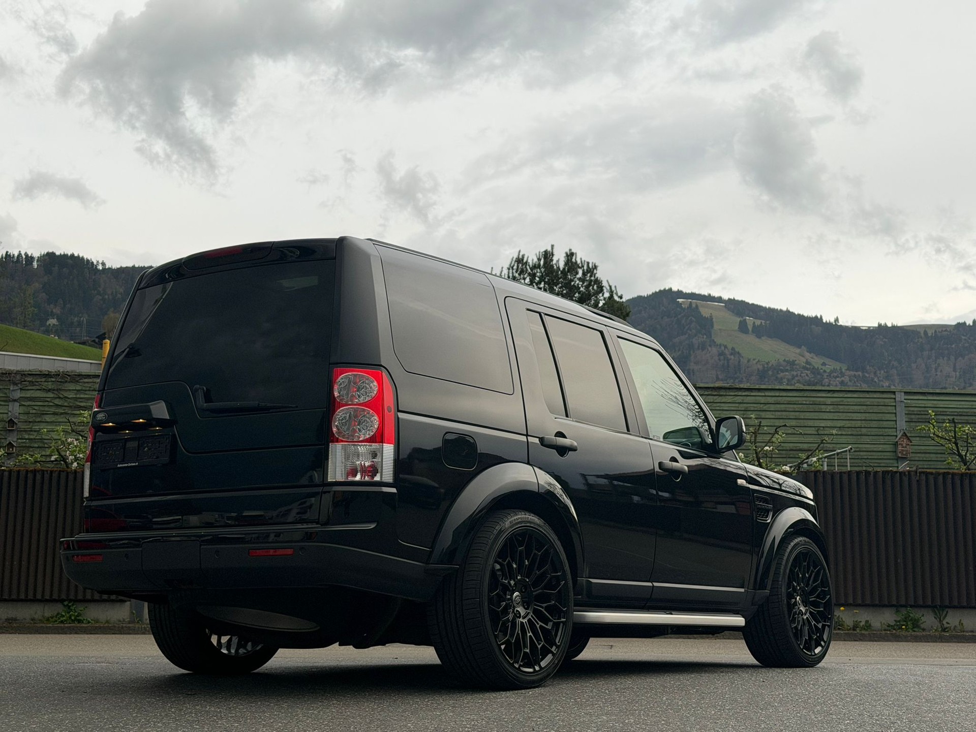 LAND ROVER Discovery 3.0 SDV6 HSE Automatic ALL Black Edition-image-4