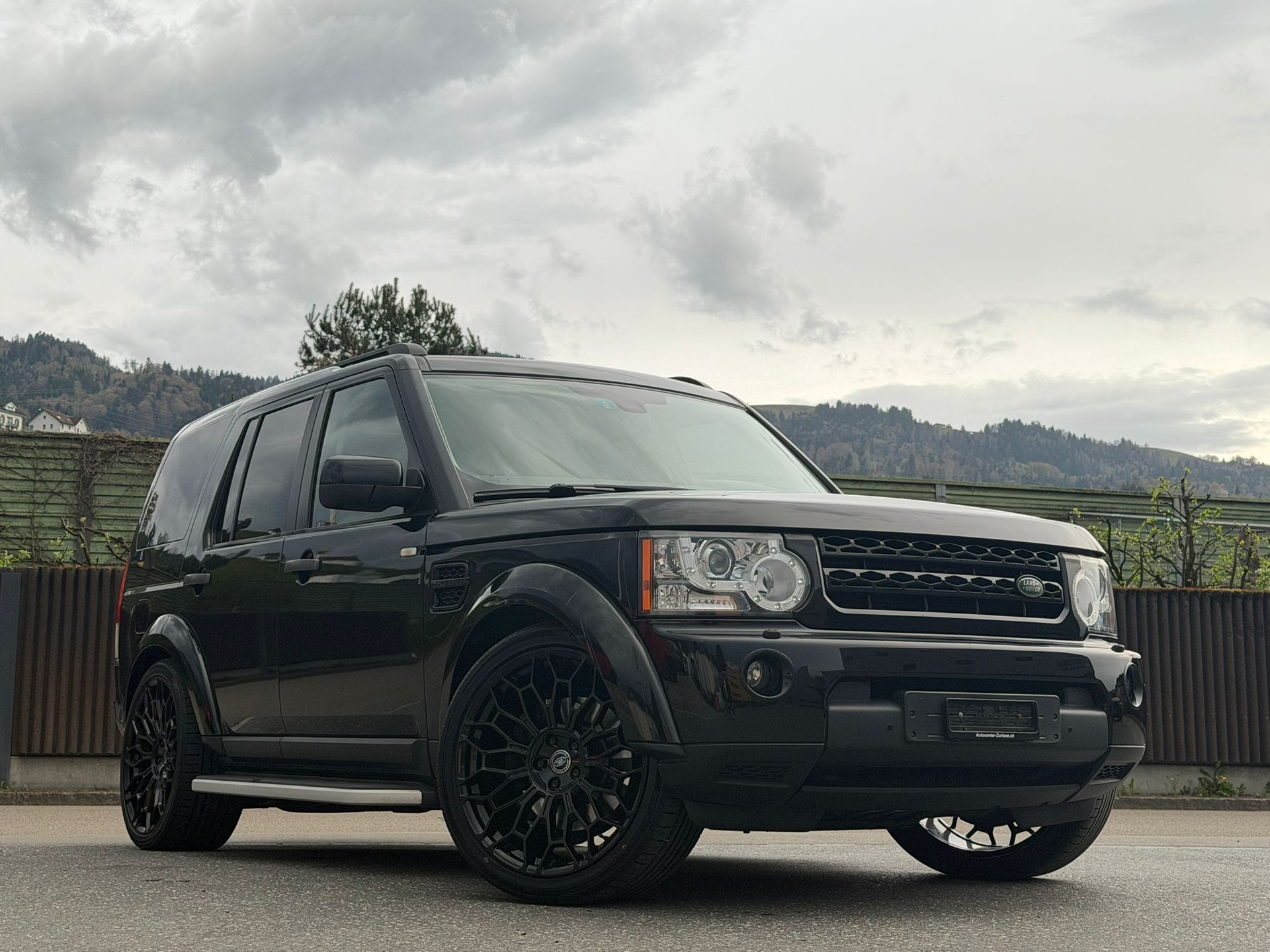 LAND ROVER Discovery 3.0 SDV6 HSE Automatic ALL Black Edition-image-2