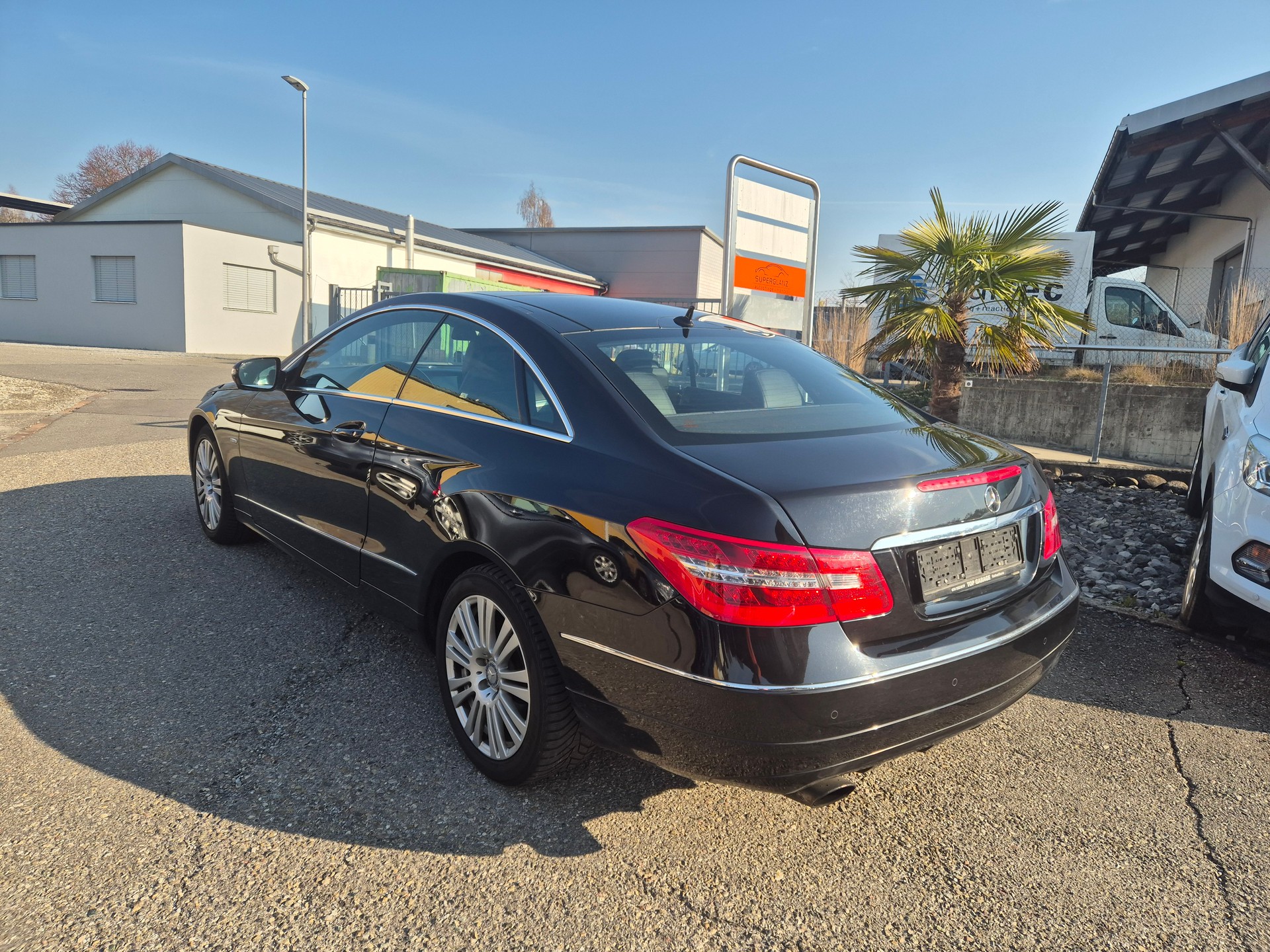MERCEDES-BENZ E 250 CGI BlueEfficiency Automatic-image-11