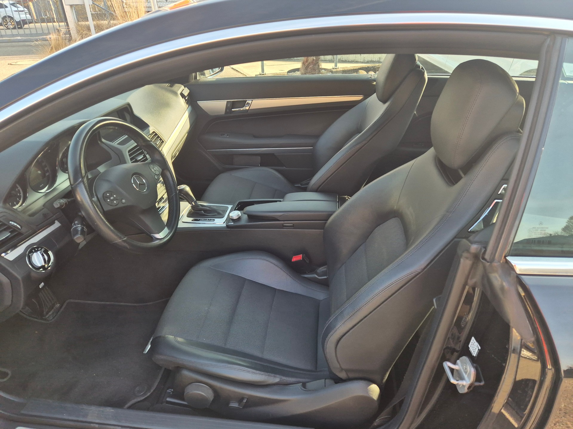 MERCEDES-BENZ E 250 CGI BlueEfficiency Automatic-image-10