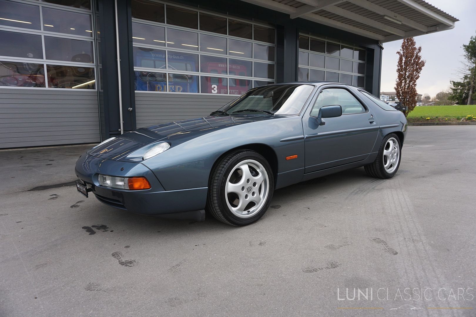 PORSCHE 928 S4-showroom-element-1
