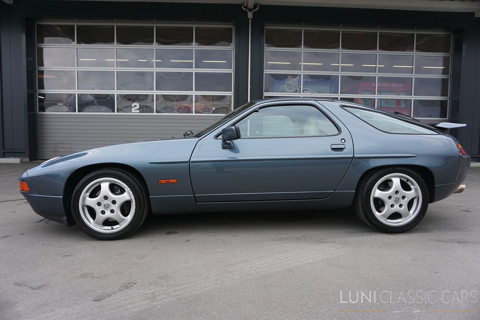 PORSCHE 928 S4-showroom-element-2