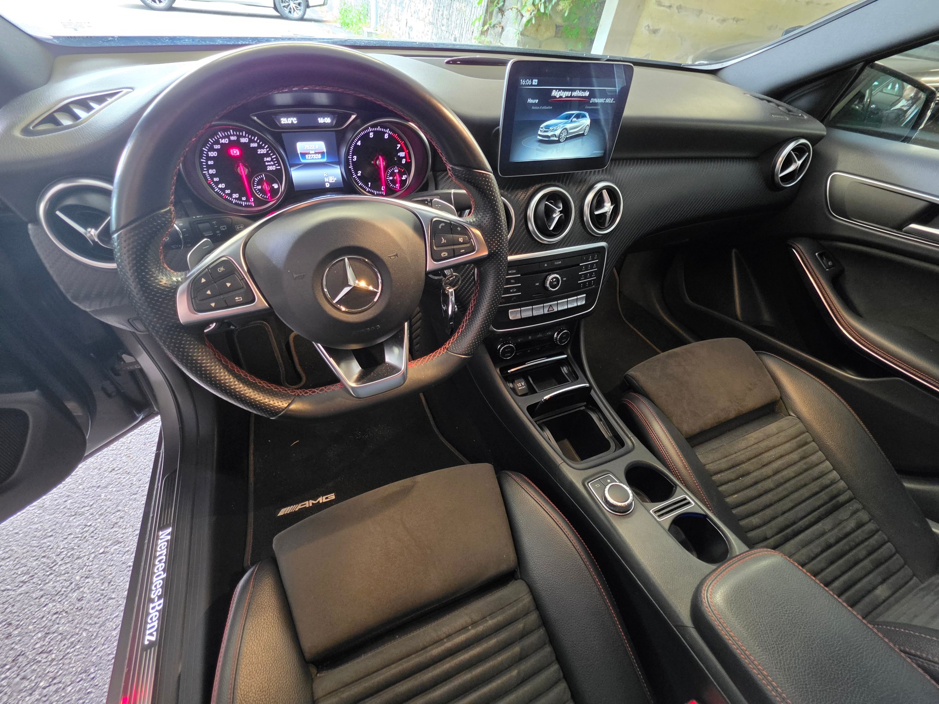 MERCEDES-BENZ A 220 AMG Line 4Matic 7G-DCT-image-12