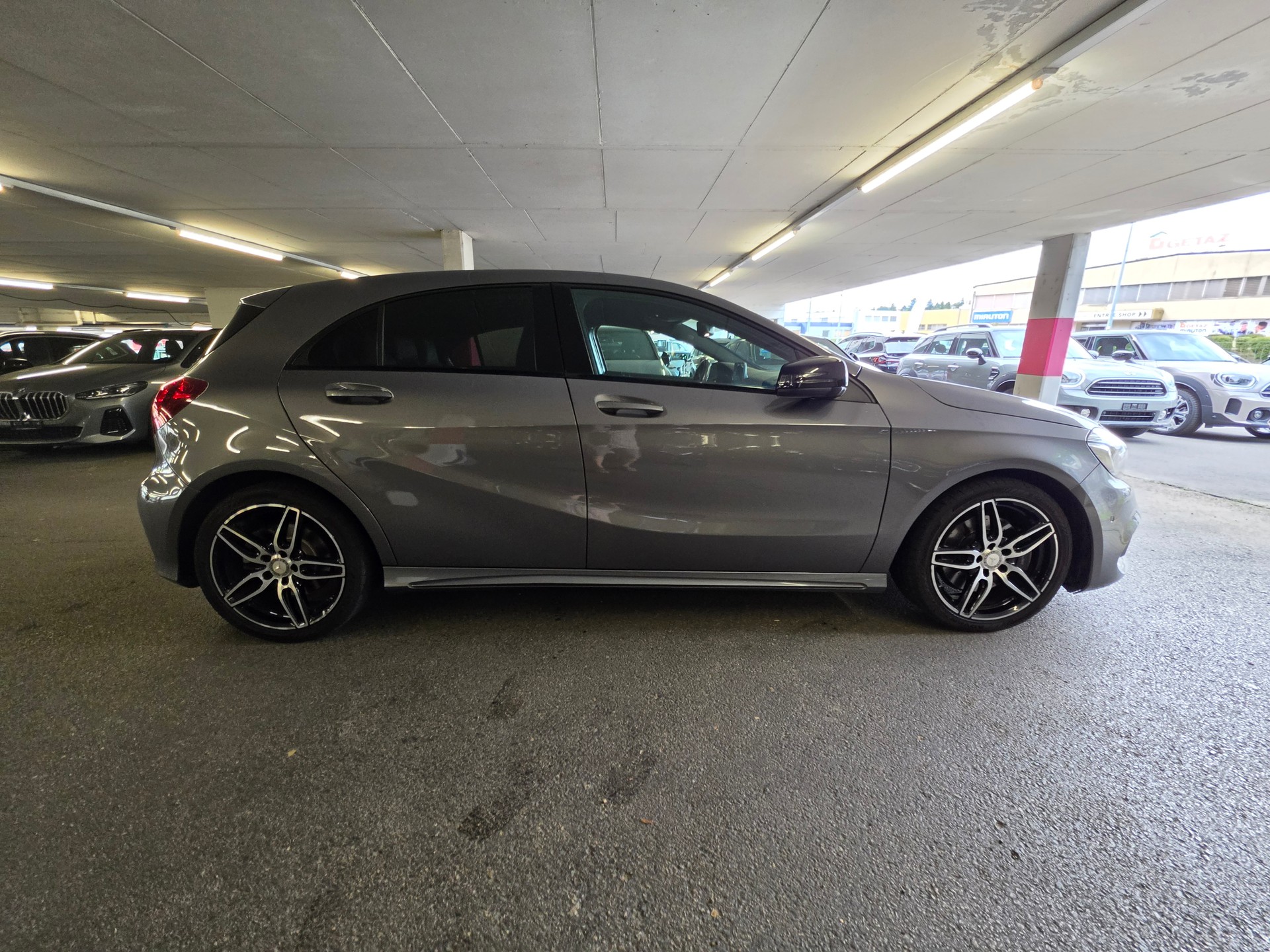 MERCEDES-BENZ A 220 AMG Line 4Matic 7G-DCT-image-8