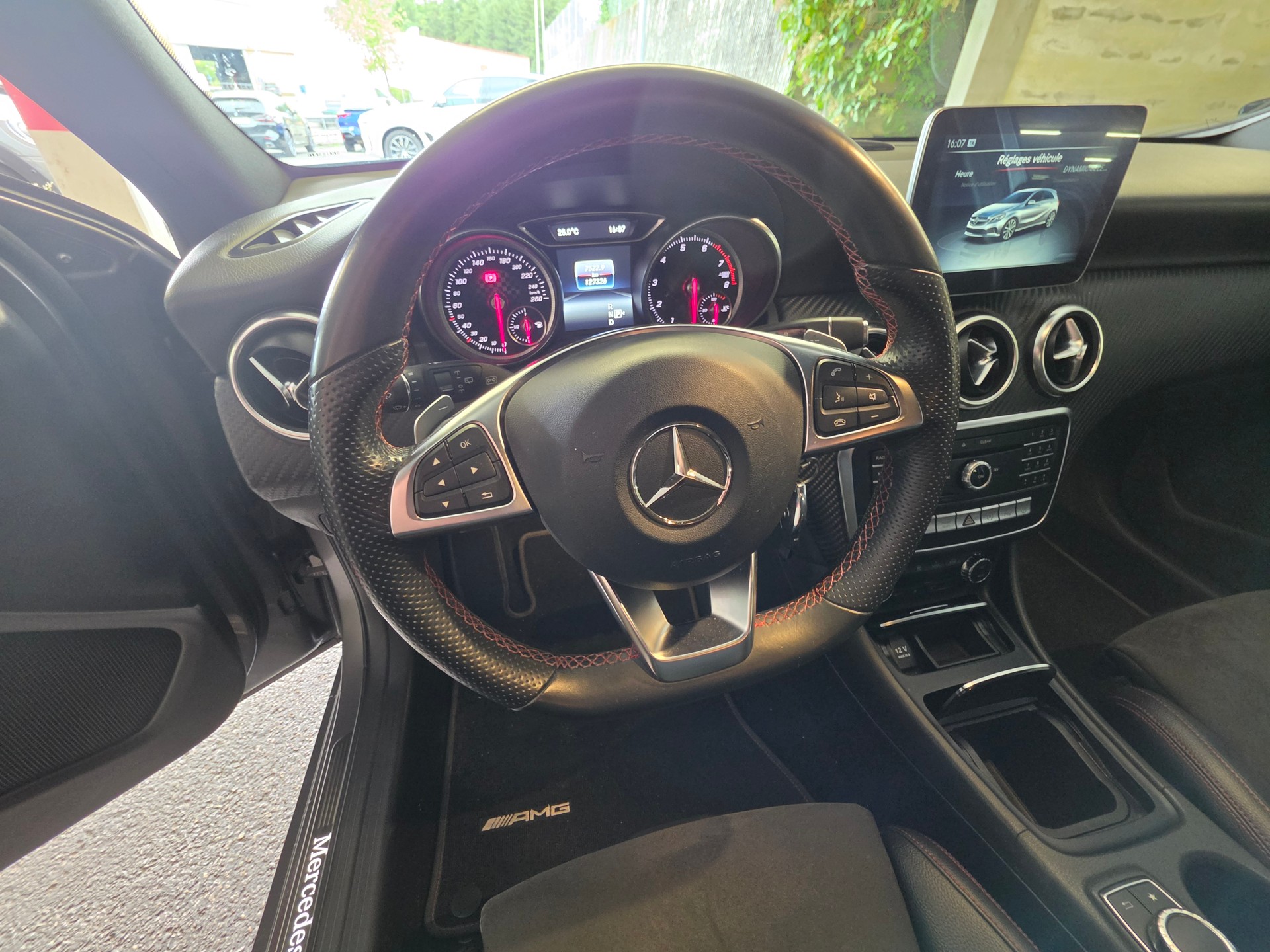 MERCEDES-BENZ A 220 AMG Line 4Matic 7G-DCT-image-13