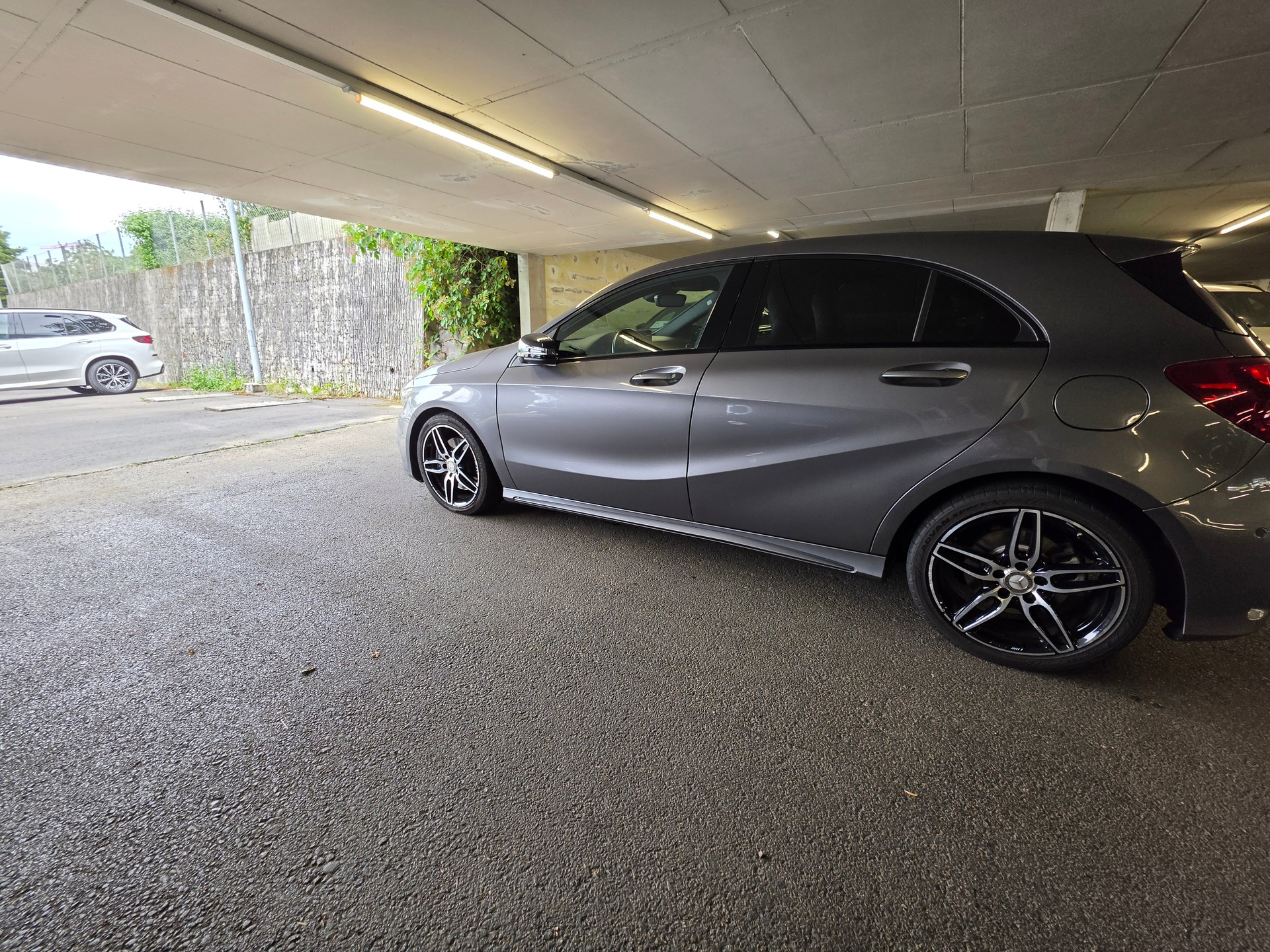 MERCEDES-BENZ A 220 AMG Line 4Matic 7G-DCT-image-4