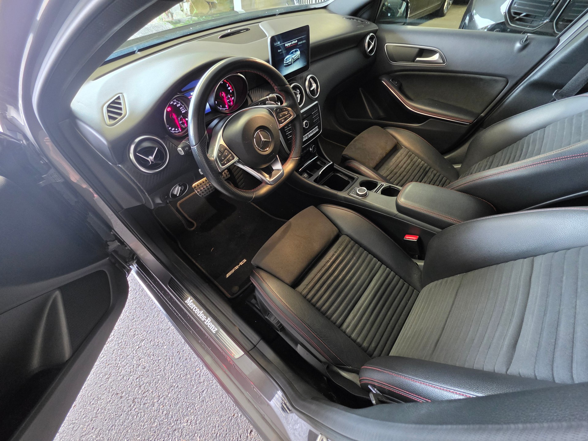 MERCEDES-BENZ A 220 AMG Line 4Matic 7G-DCT-image-11