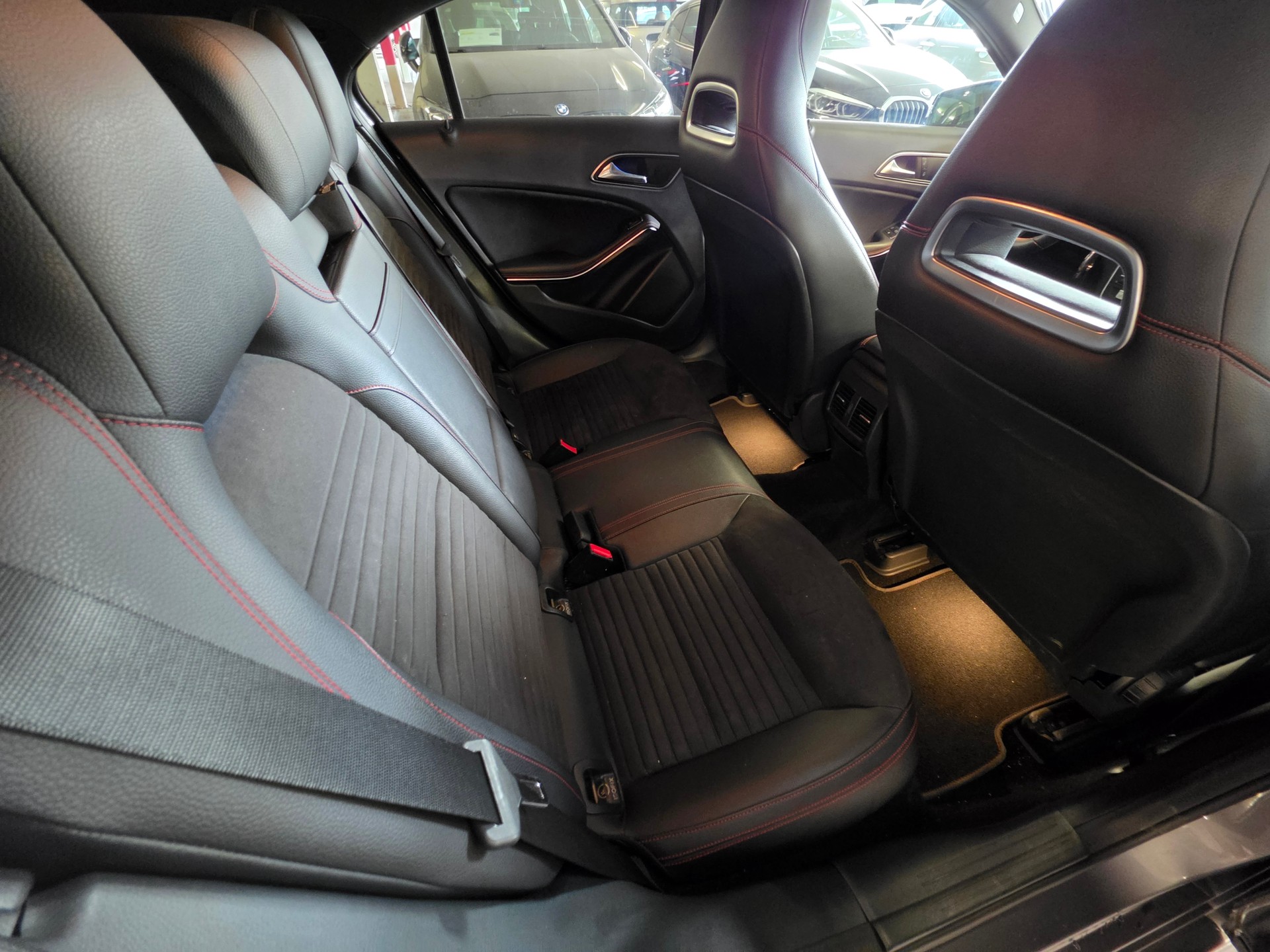 MERCEDES-BENZ A 220 AMG Line 4Matic 7G-DCT-image-9