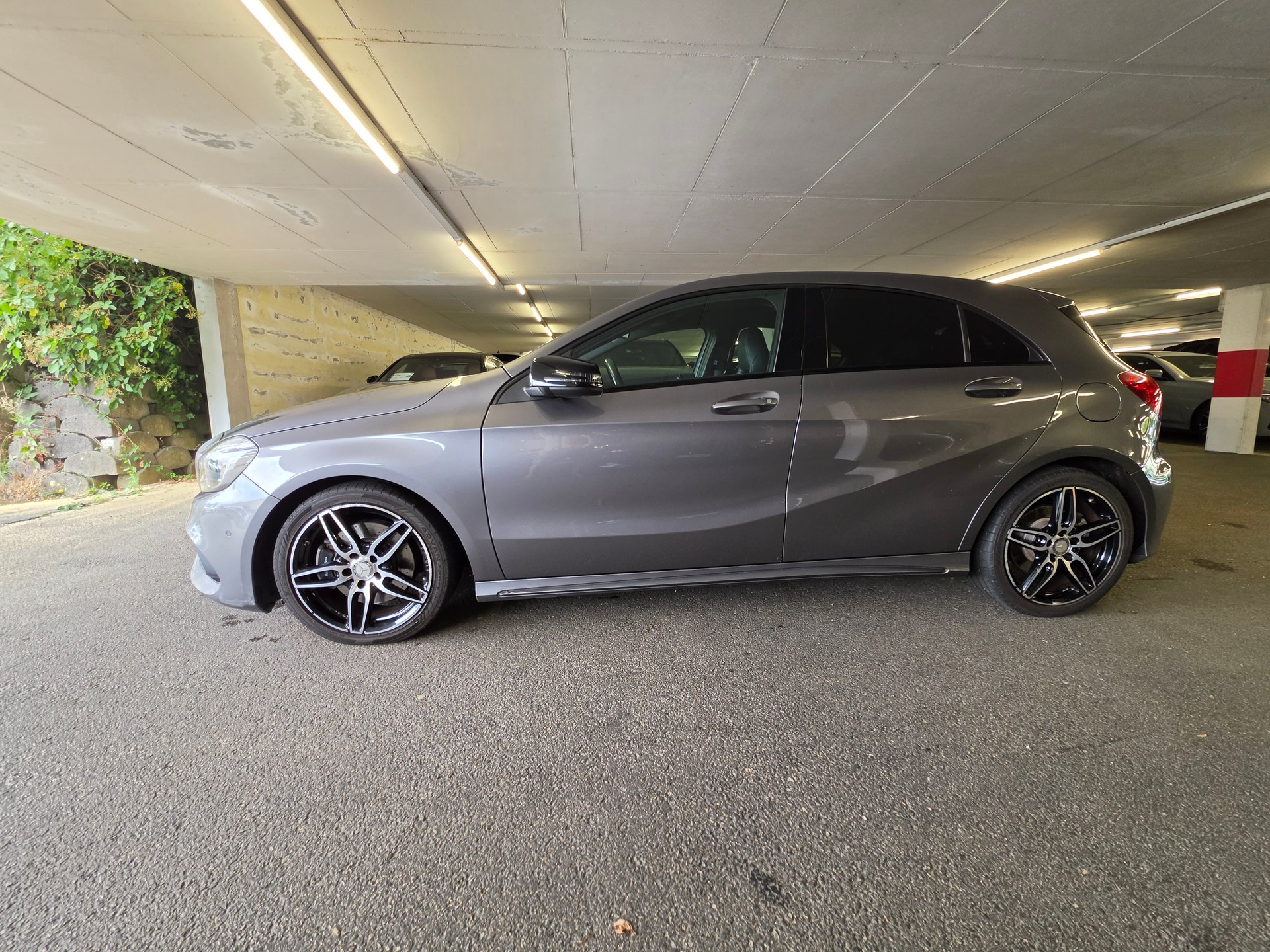 MERCEDES-BENZ A 220 AMG Line 4Matic 7G-DCT-image-3