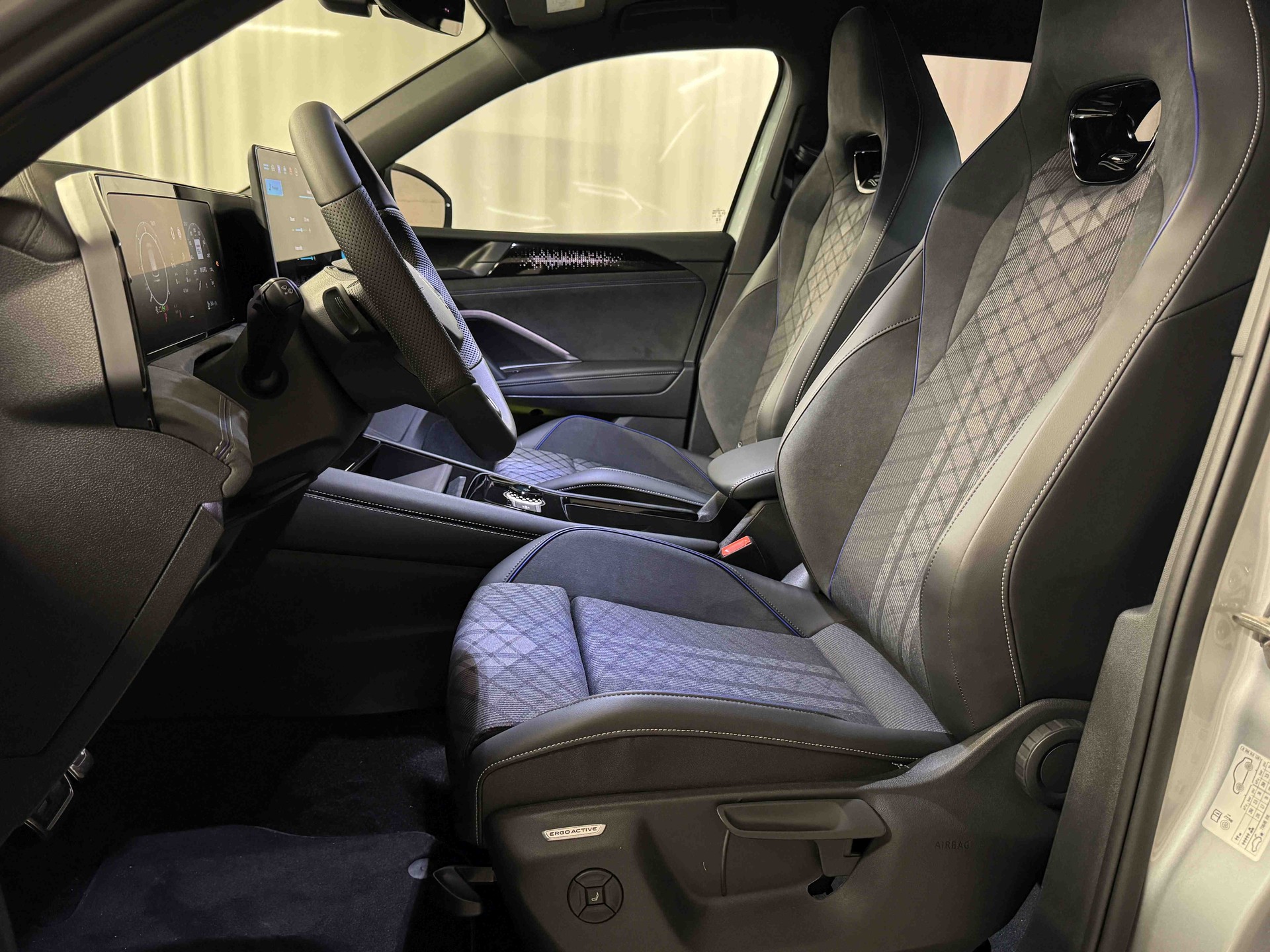 VW Tiguan 2.0 TDI SCR R-Line 4Motion DSG-image-7