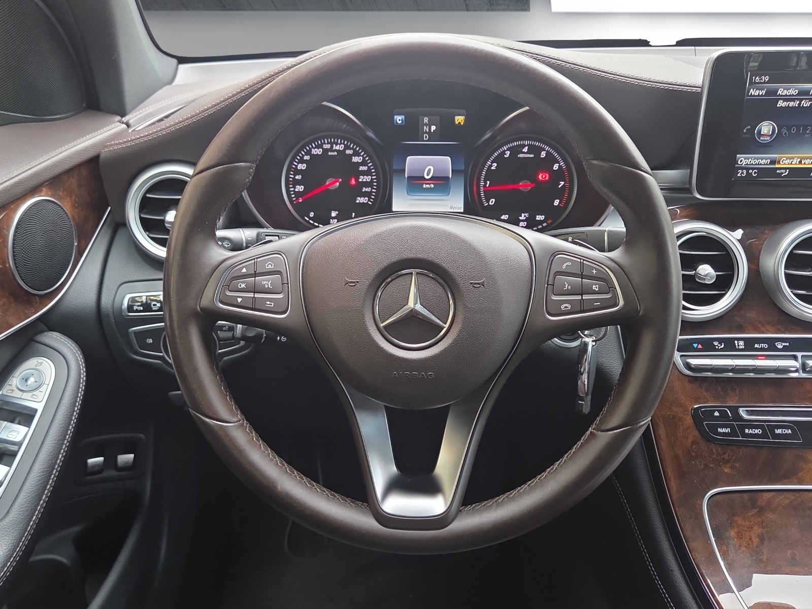 MERCEDES-BENZ GLC 250 AMG Line 4Matic 9G-Tronic-image-11
