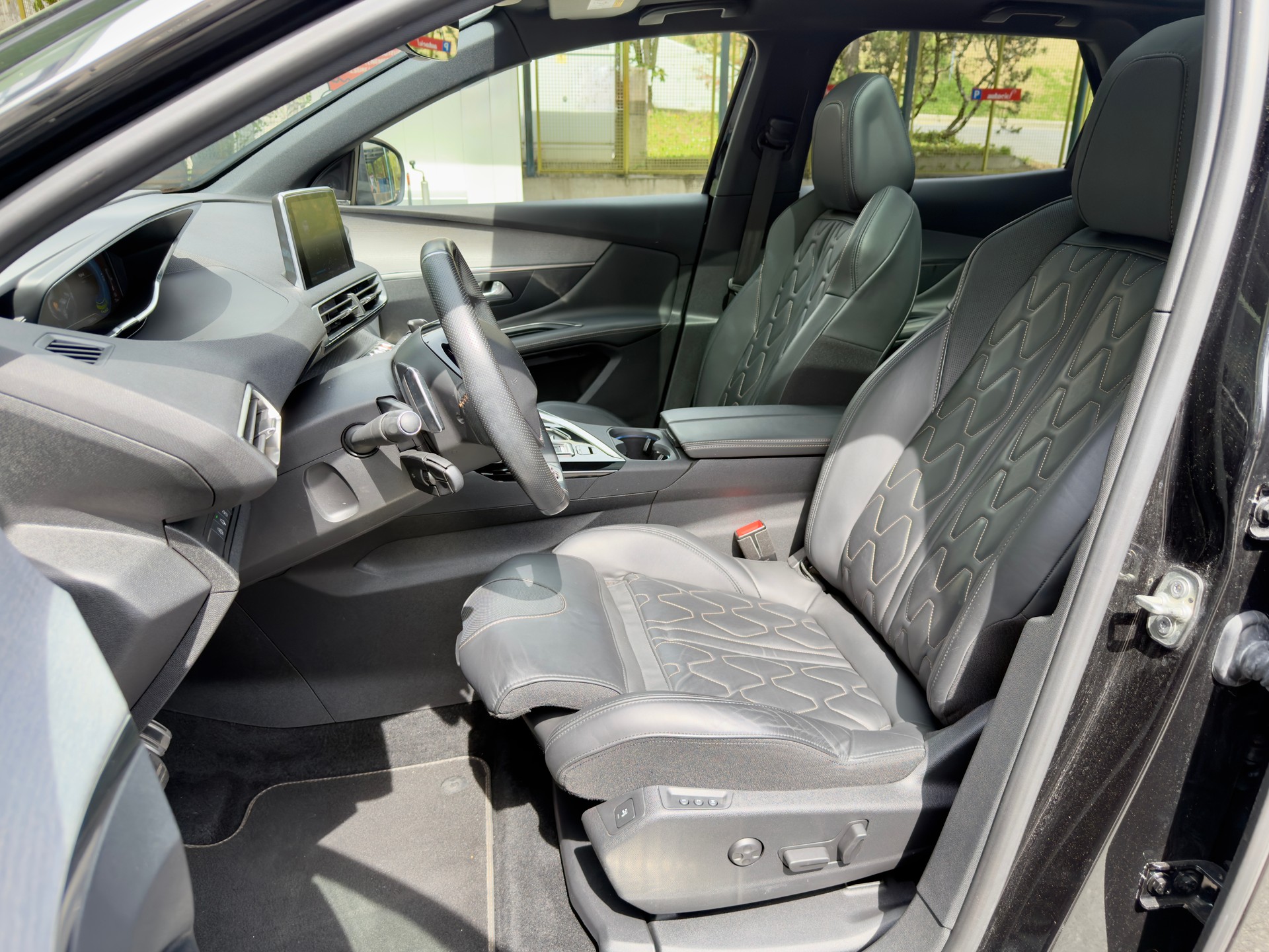 PEUGEOT 3008 300e Hybrid4 GT EAT8-image-12