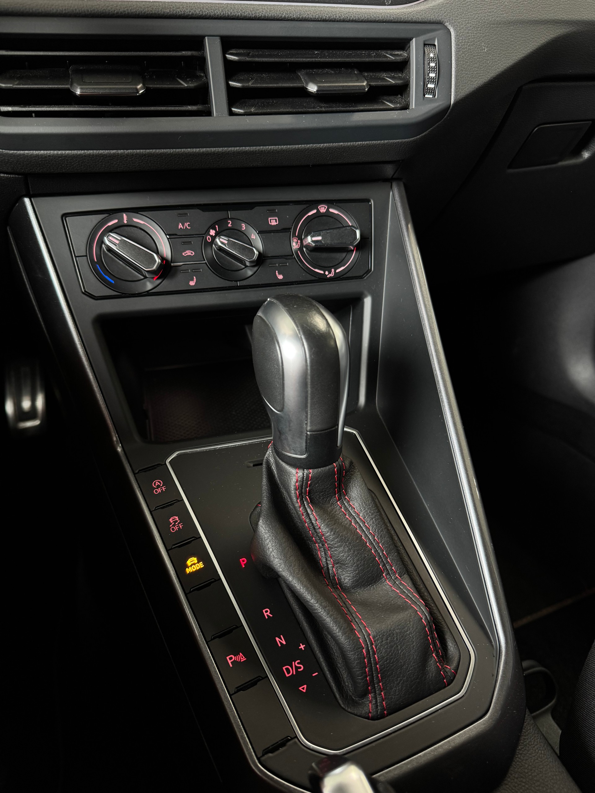 VW Polo 2.0 TSI GTI DSG-image-11