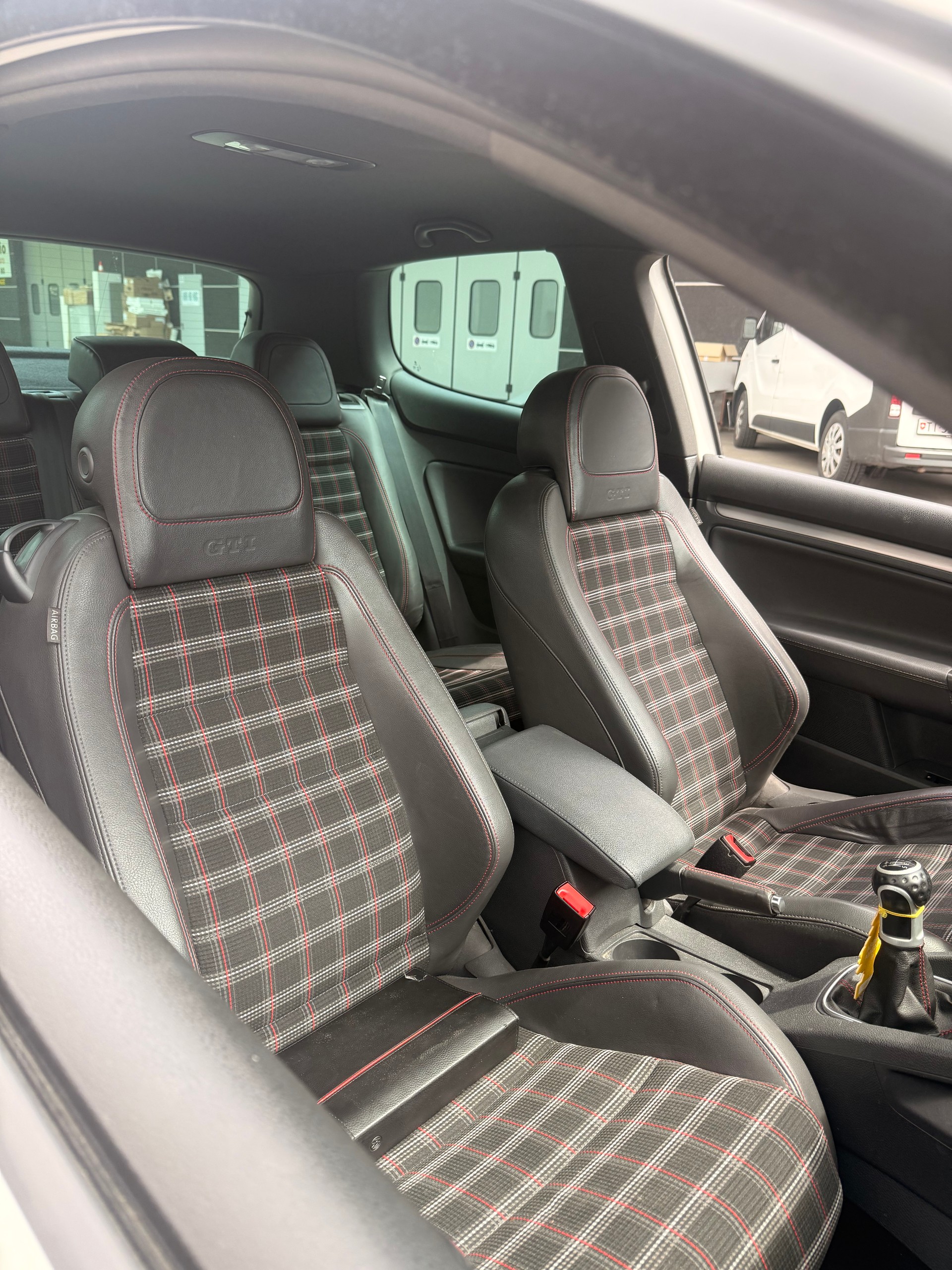 VW Golf 2.0 TFSI GTI Edition 30-image-2