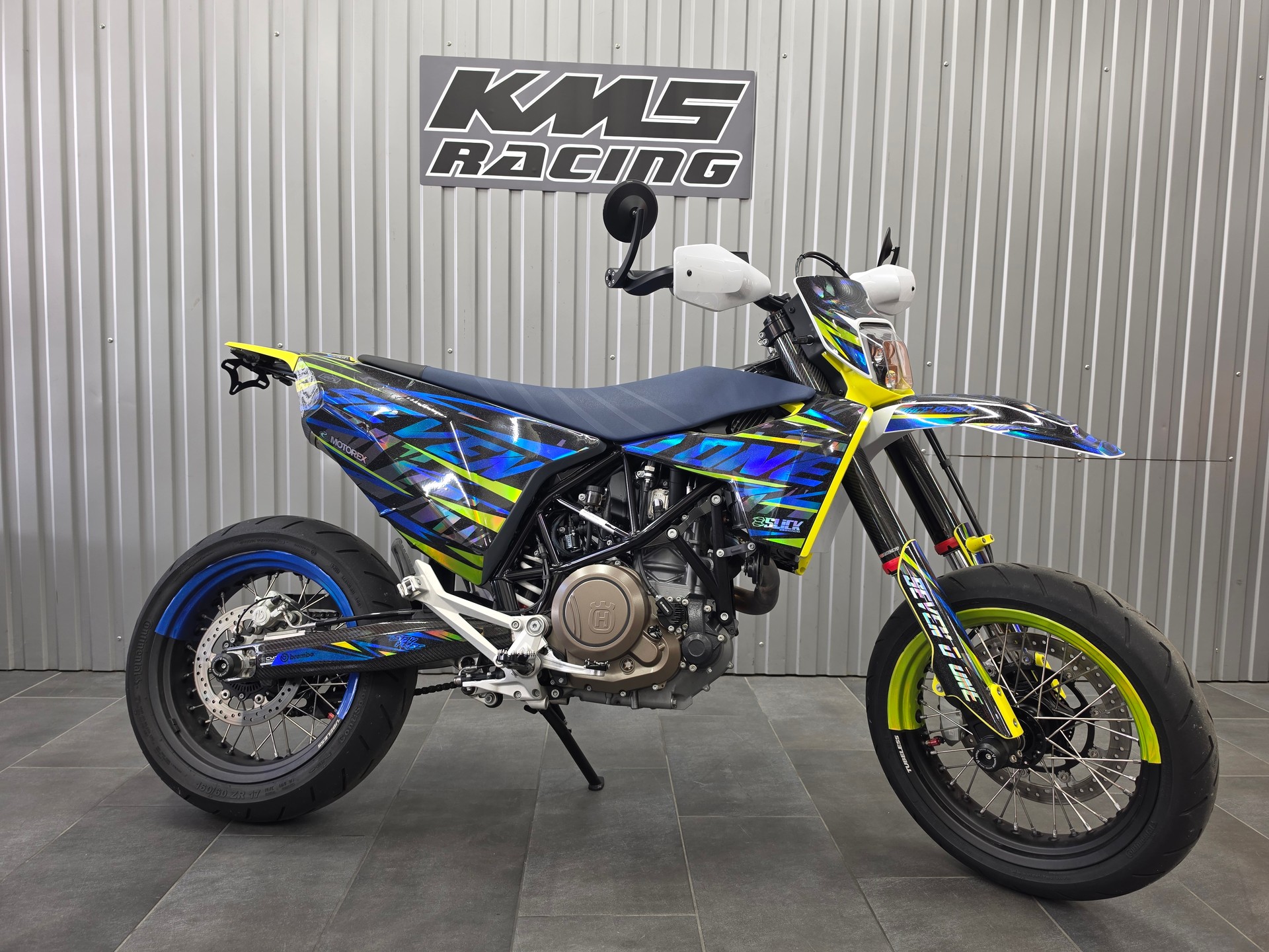 HUSQVARNA 701 Supermoto (35kW)-showroom-element-1