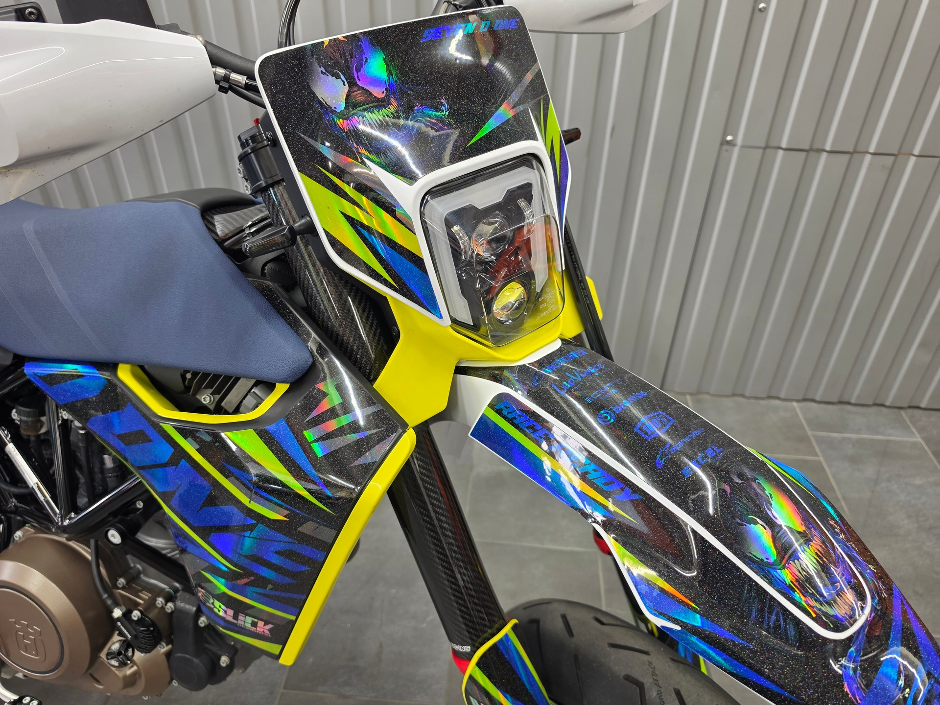 HUSQVARNA 701 Supermoto (35kW)-showroom-element-3