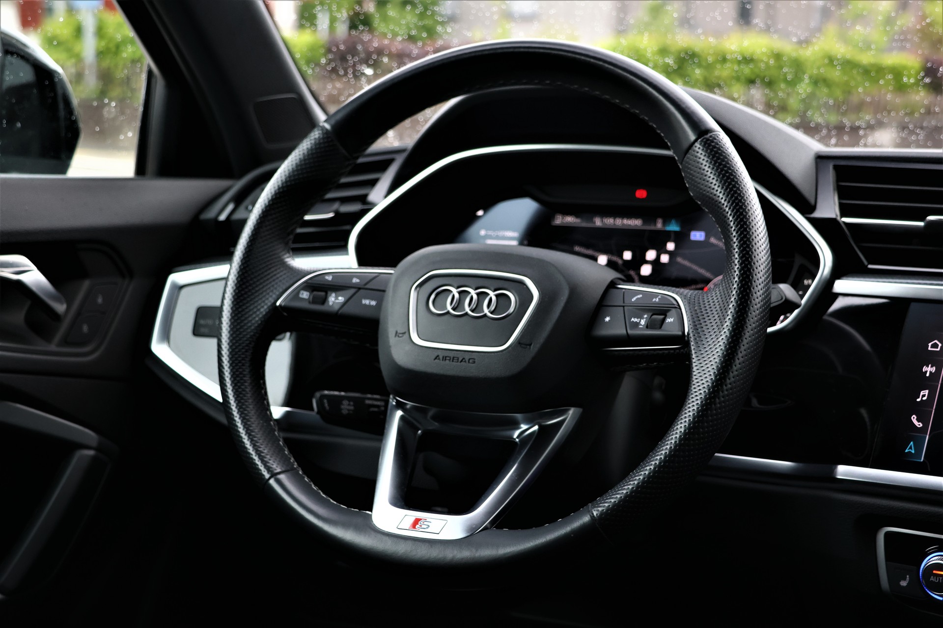 AUDI Q3 Sportback 40 TFSI S line quattro S-tronic (CH)-image-13