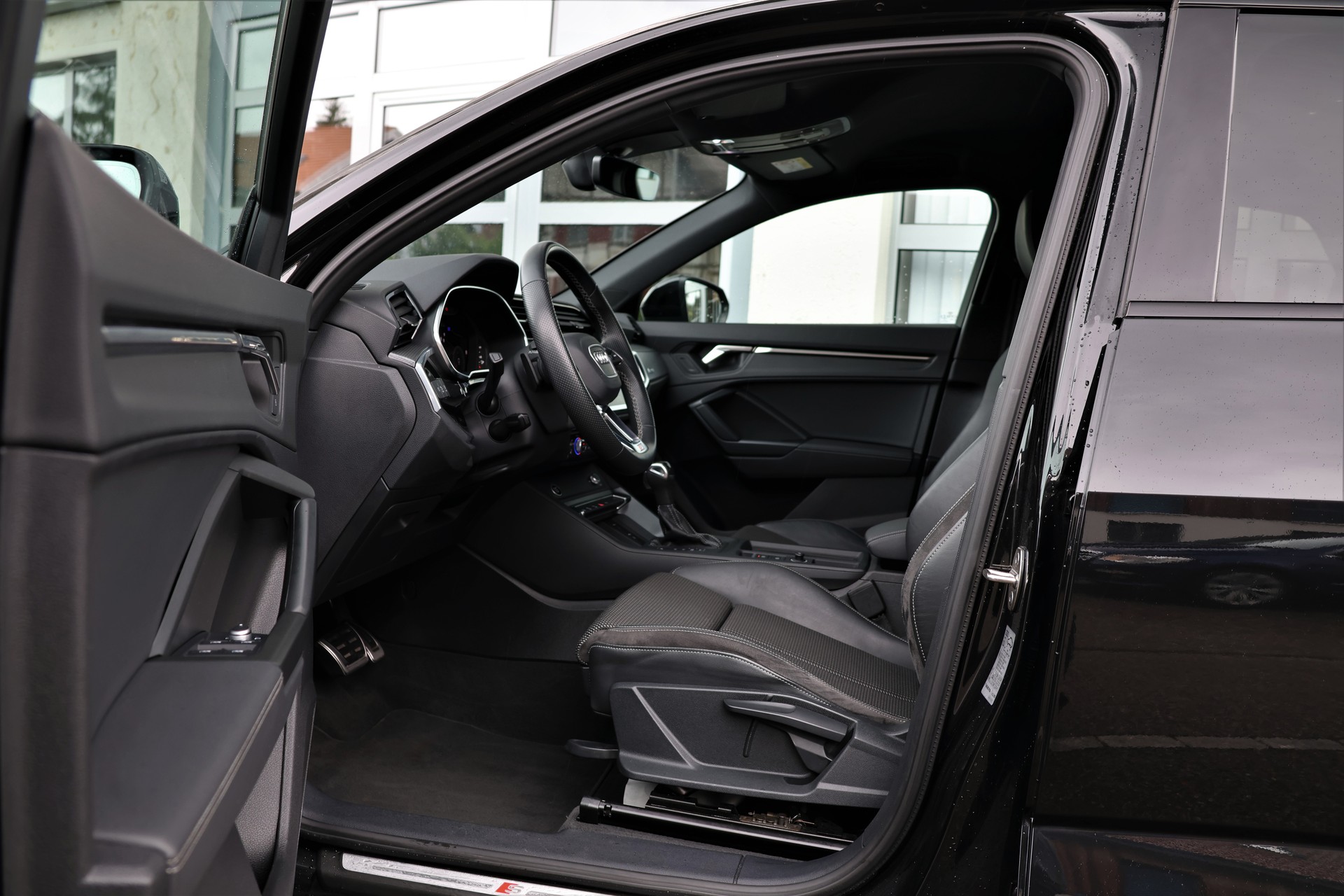 AUDI Q3 Sportback 40 TFSI S line quattro S-tronic (CH)-image-8