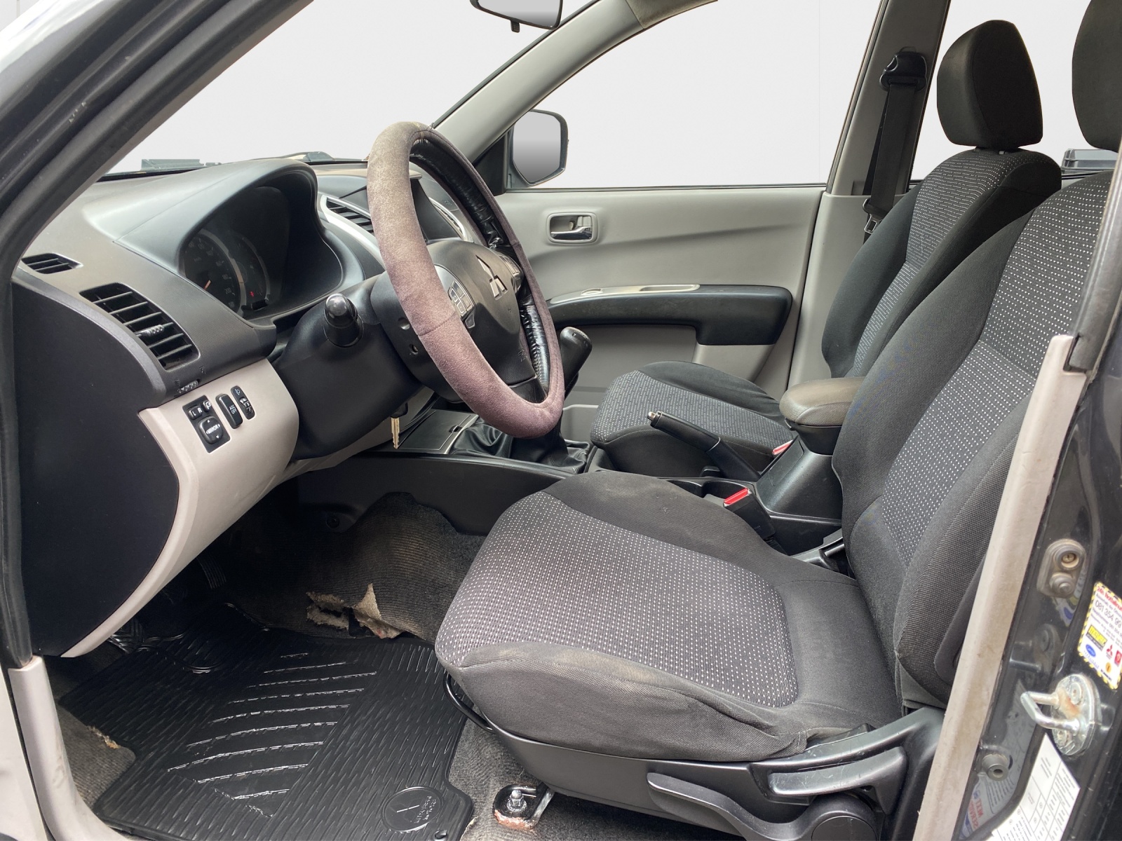 MITSUBISHI L 200 2.5 DID Invite Double Cab-image-8
