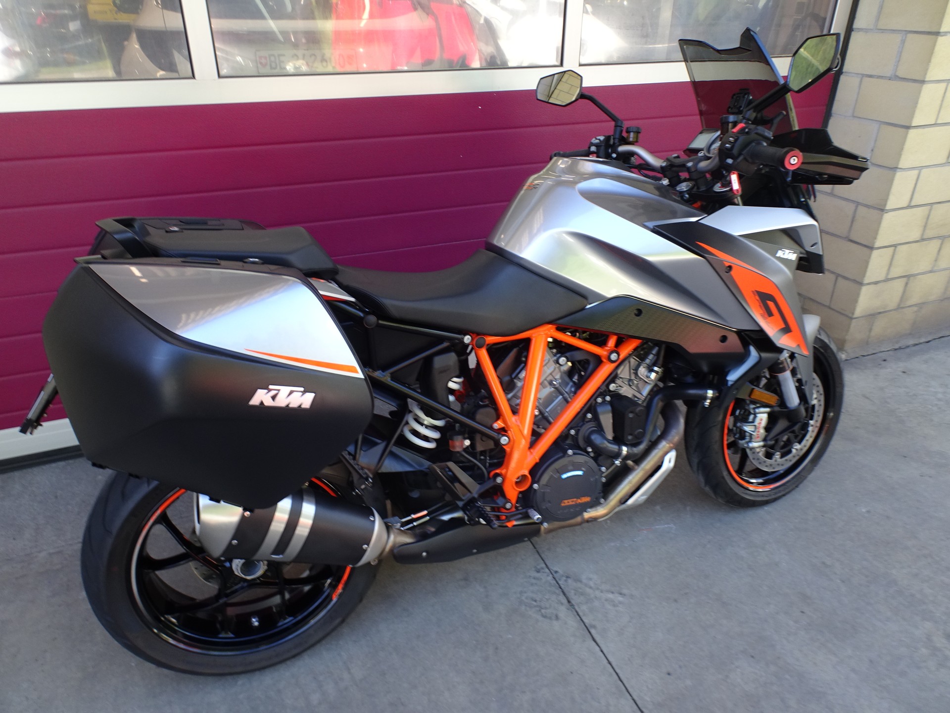 KTM 1290 Super Duke GT-showroom-element-3