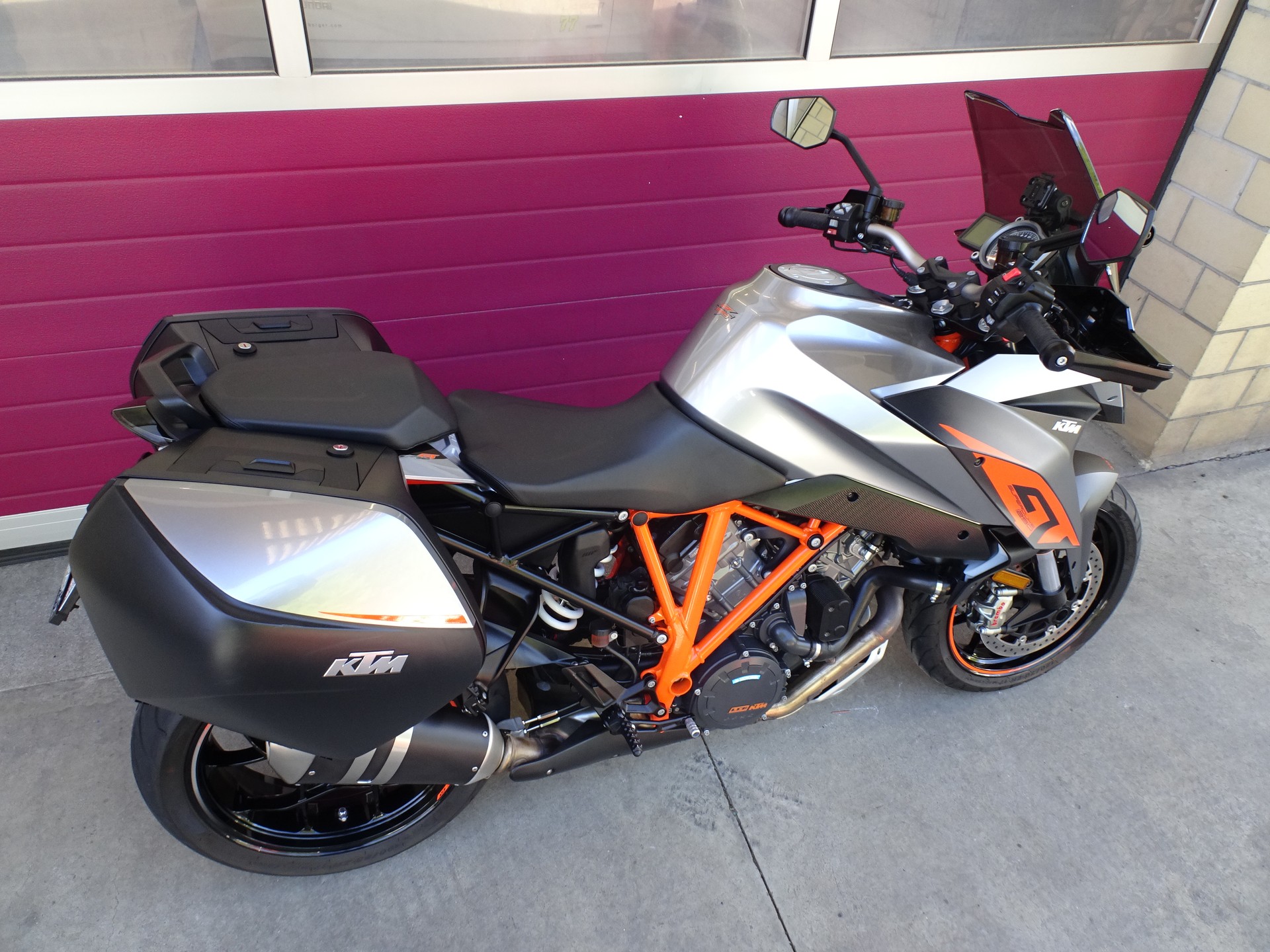 KTM 1290 Super Duke GT-image-14