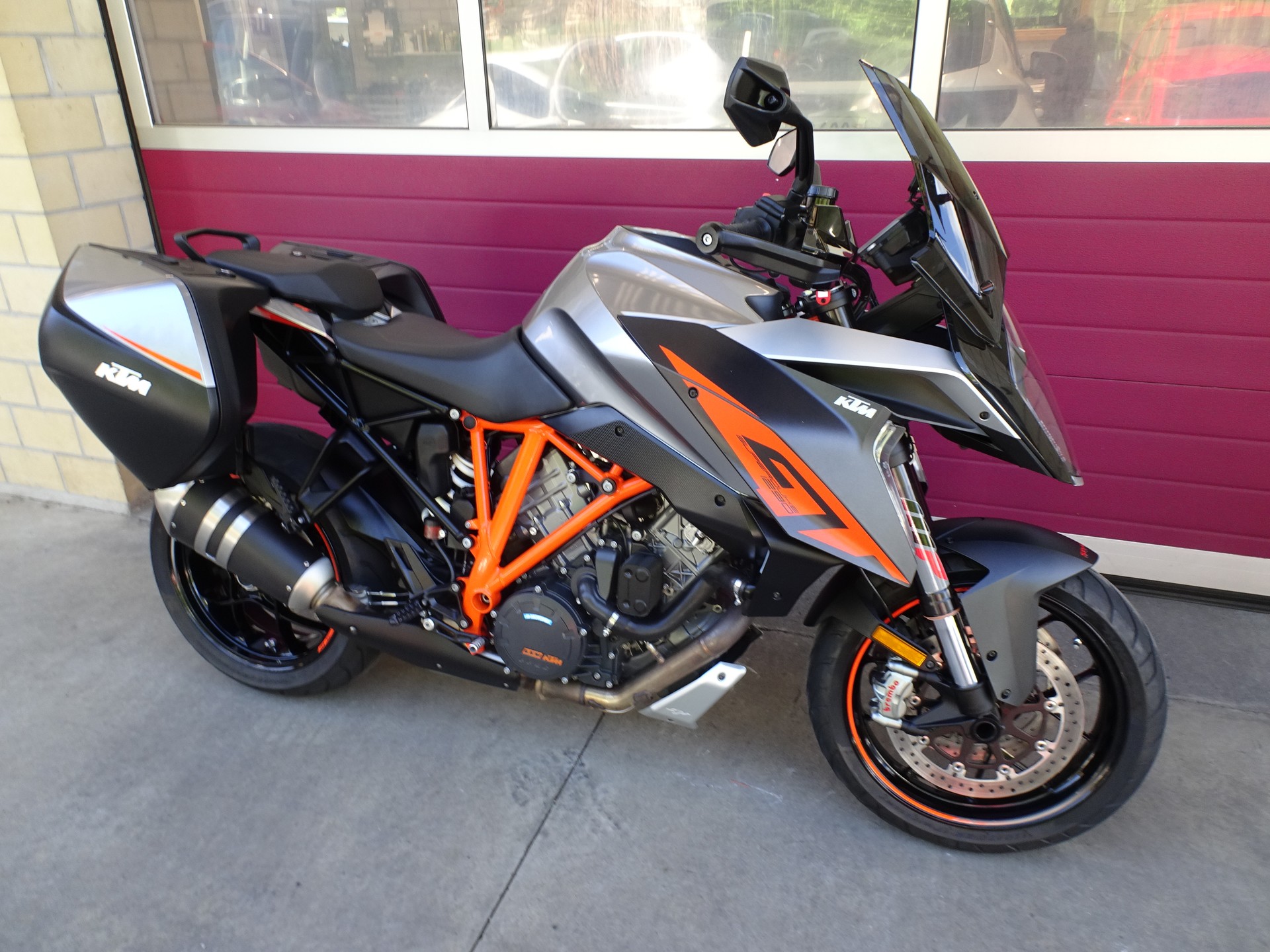 KTM 1290 Super Duke GT-showroom-element-2