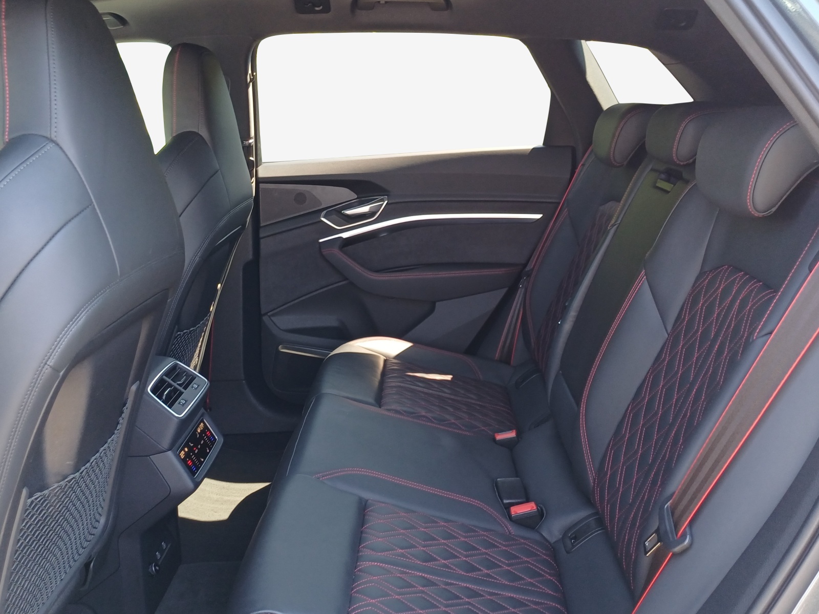 AUDI Q8 55 e-tron Black Edition quattro-image-12