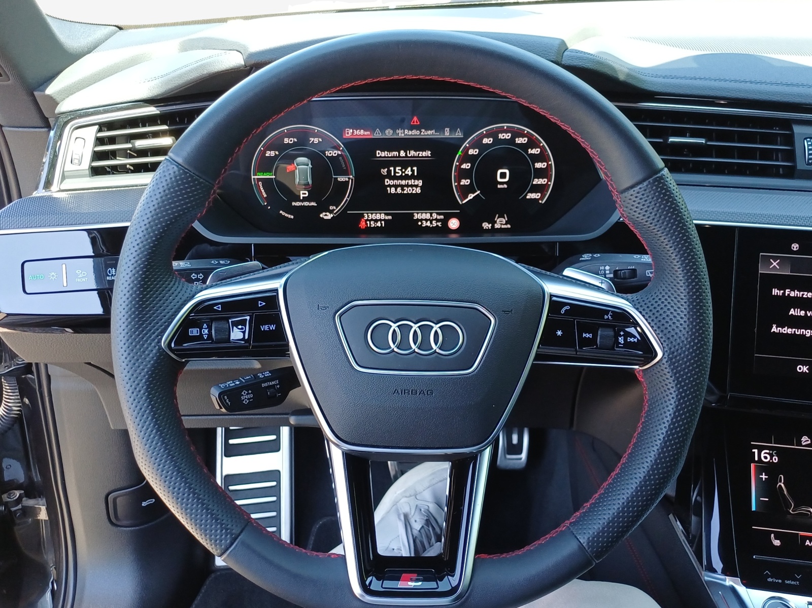 AUDI Q8 55 e-tron Black Edition quattro-image-10