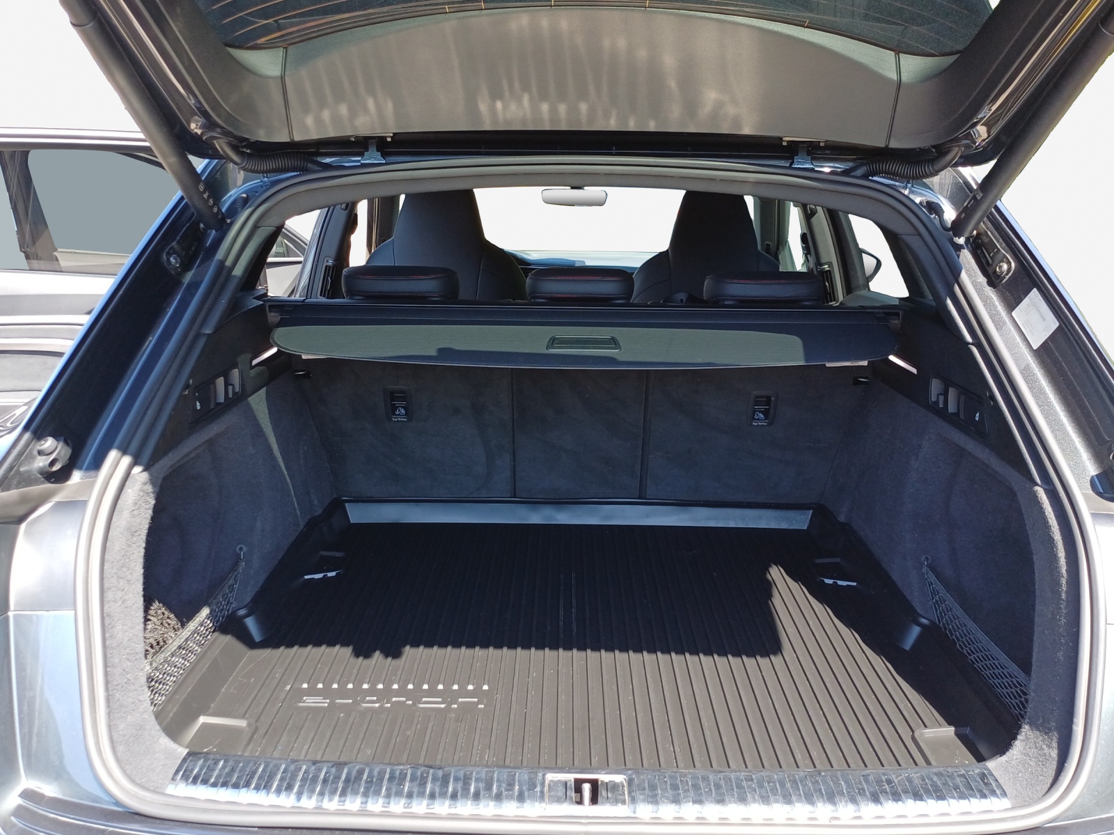 AUDI Q8 55 e-tron Black Edition quattro-image-13
