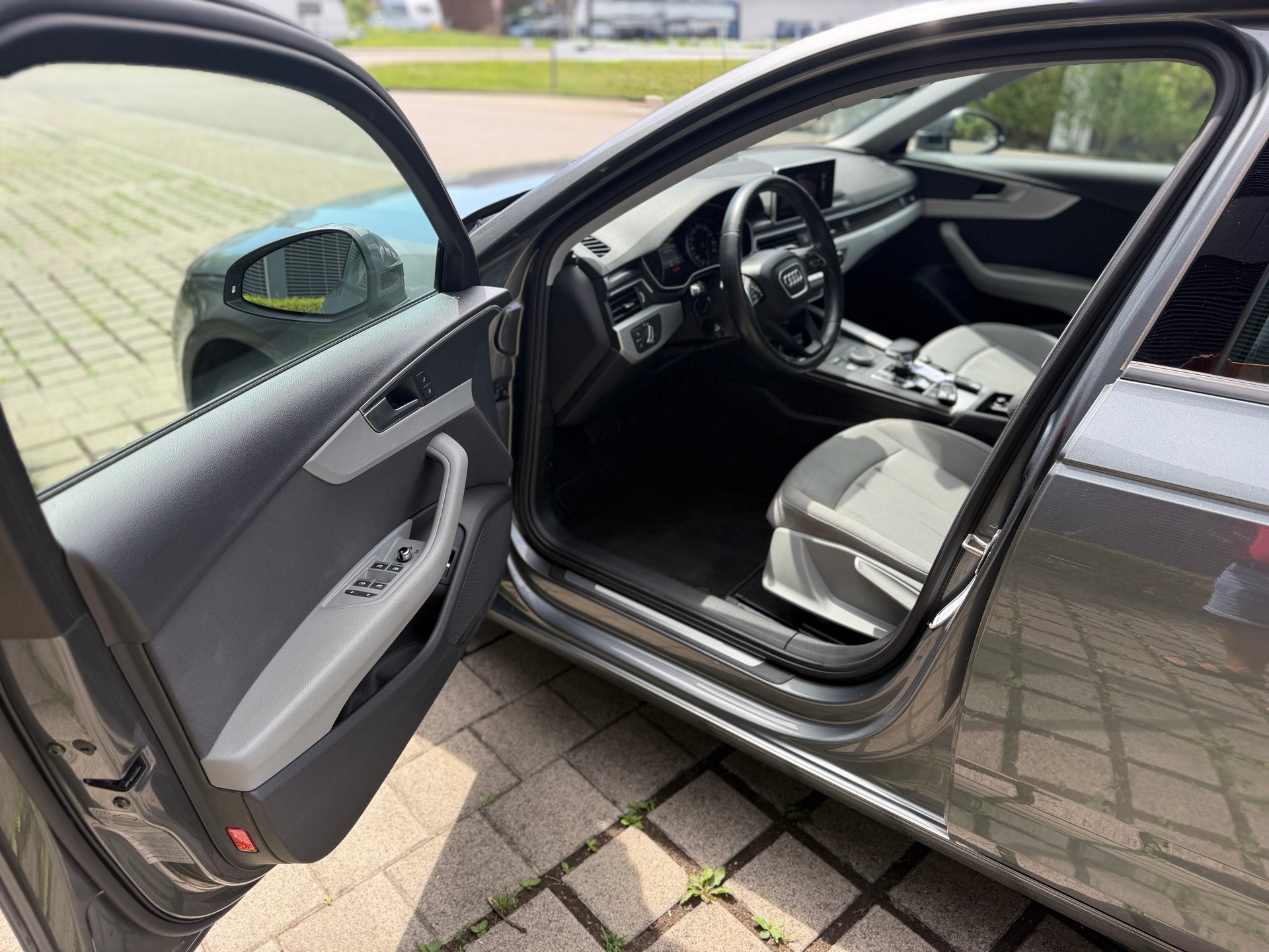 AUDI A4 Avant 40 TDI Design quattro S-tronic-image-28
