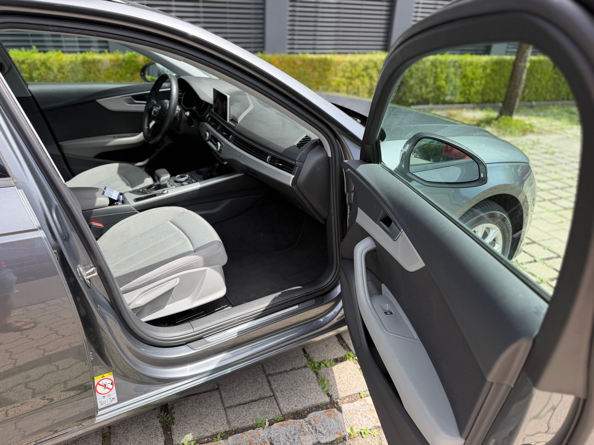 AUDI A4 Avant 40 TDI Design quattro S-tronic-image-9