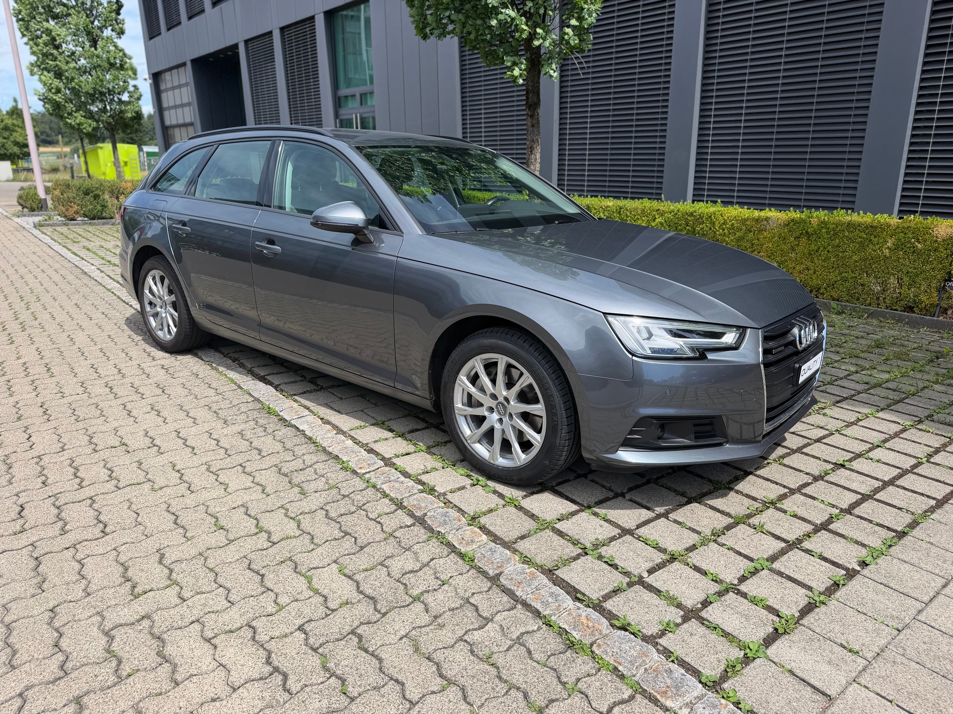 AUDI A4 Avant 40 TDI Design quattro S-tronic-image-2
