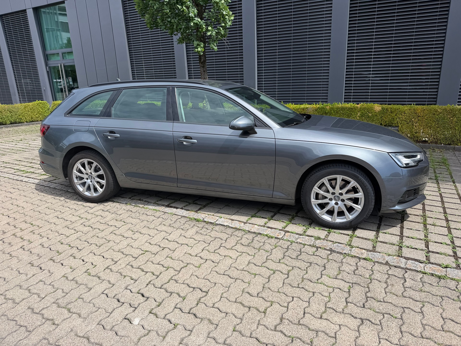 AUDI A4 Avant 40 TDI Design quattro S-tronic-image-3