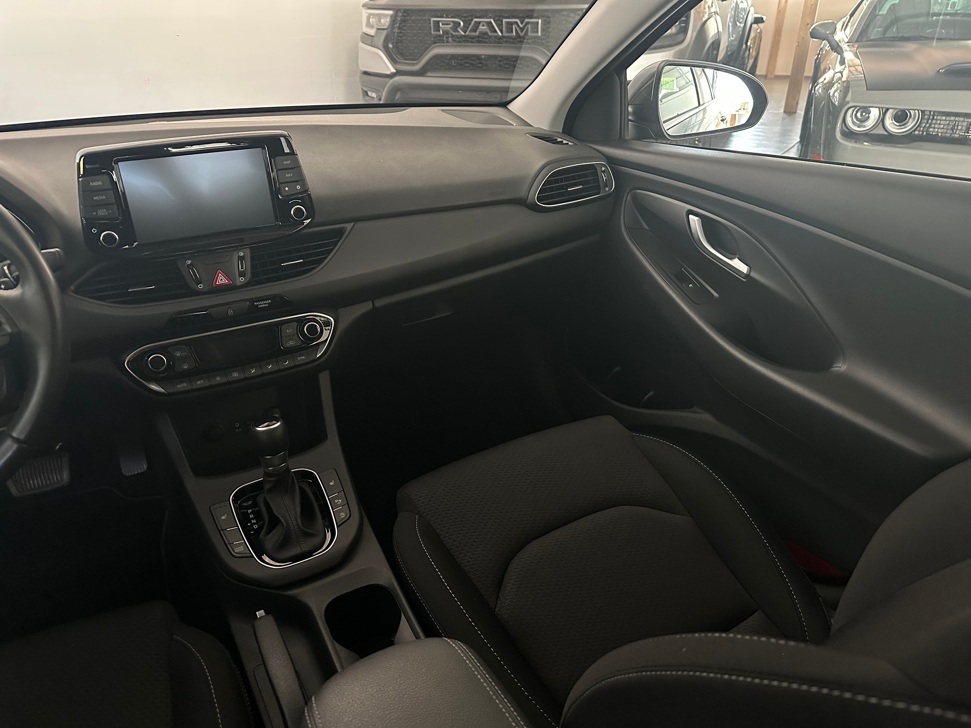HYUNDAI i30 1.4 T-GDI Amplia DCT-image-10