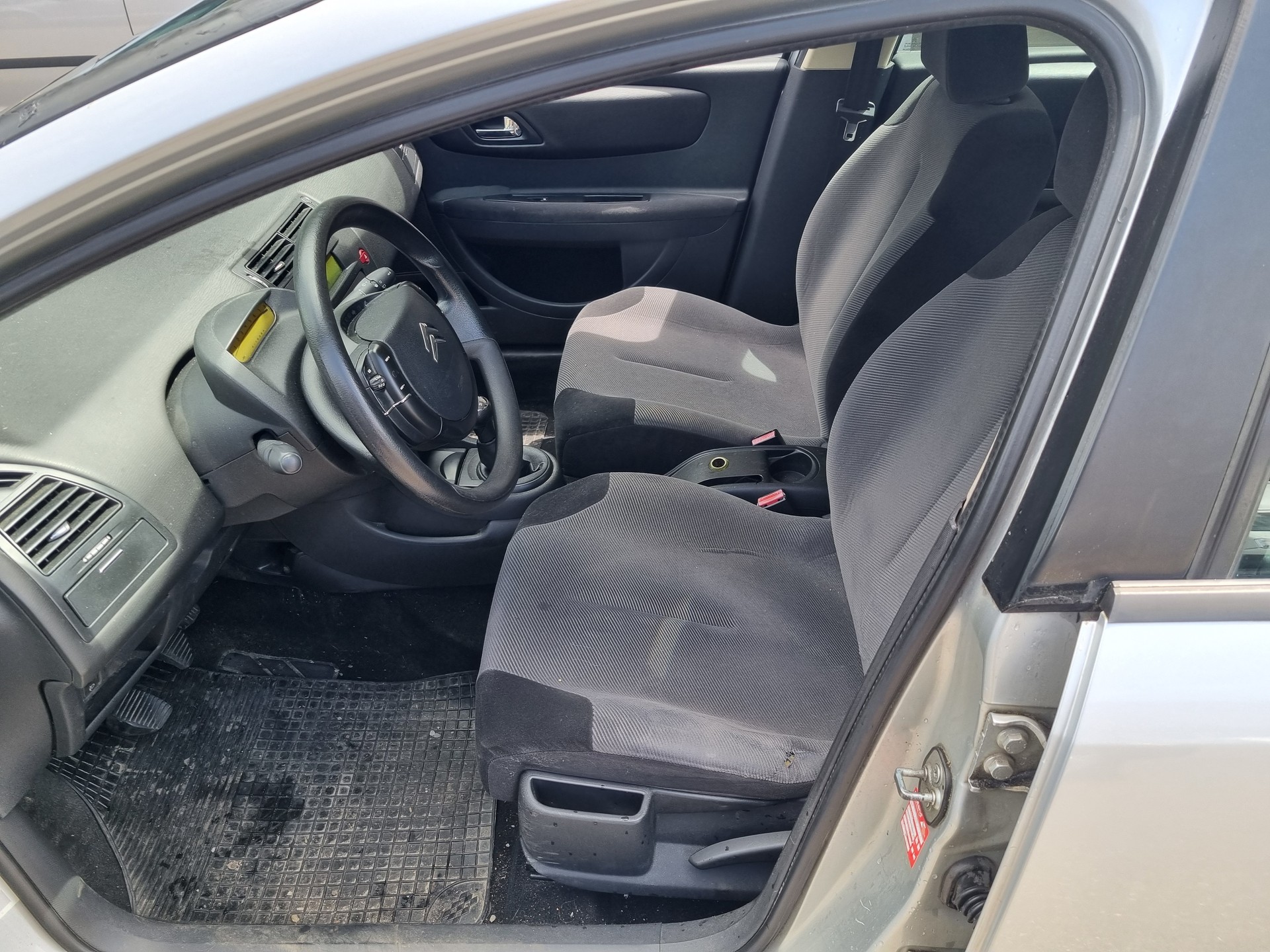 CITROEN C4 Berline 1.6i 16V SX-image-8
