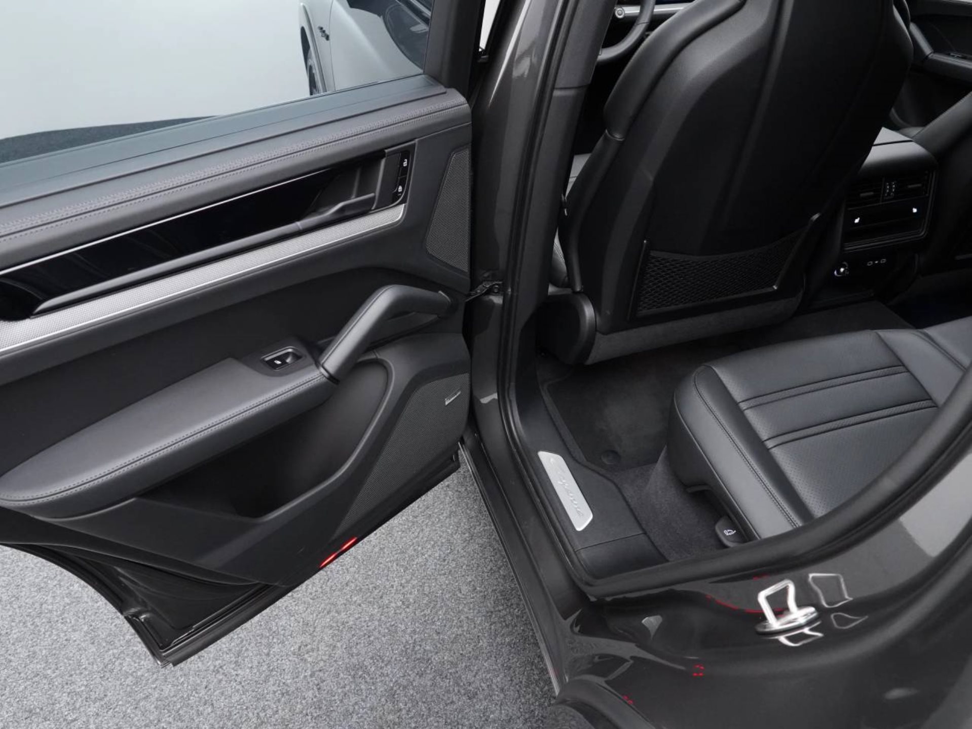 PORSCHE Cayenne S E-Hybrid-image-27