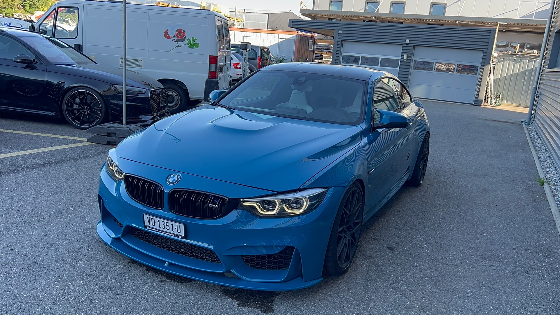 BMW M4 Coupé HERITAGE Limited Edition DKG-image-2