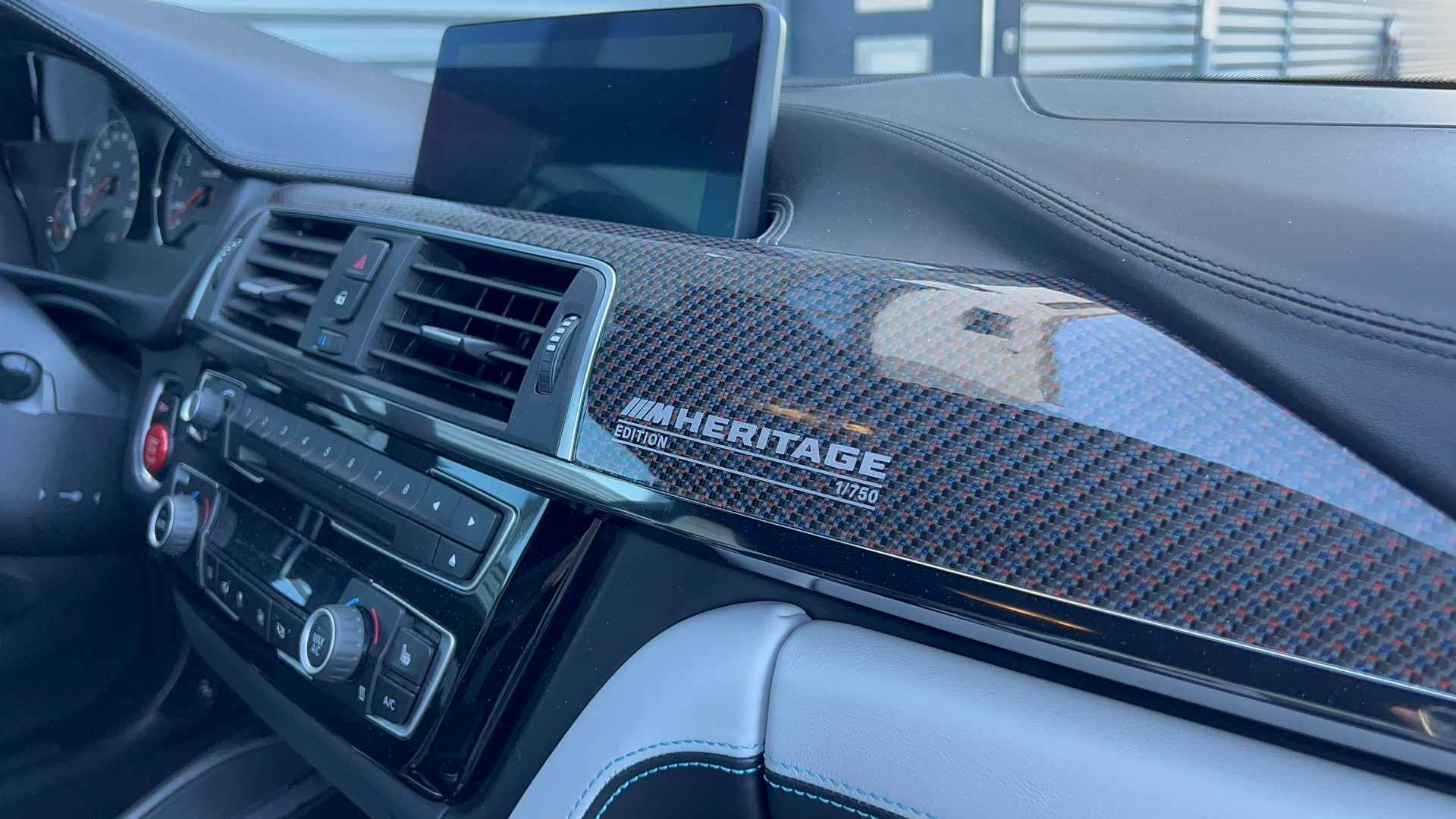 BMW M4 Coupé HERITAGE Limited Edition DKG-image-7