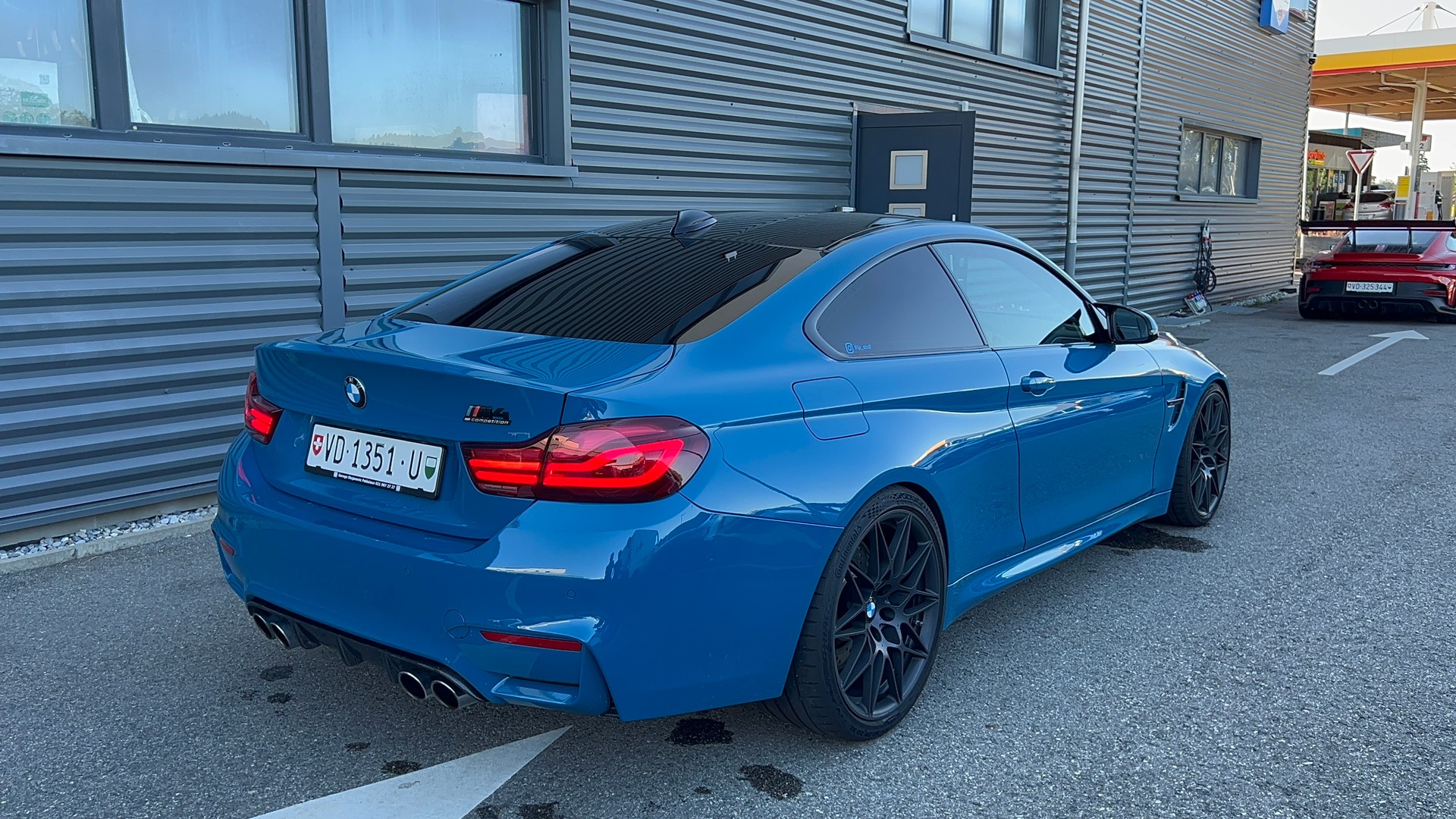 BMW M4 Coupé HERITAGE Limited Edition DKG-image-3