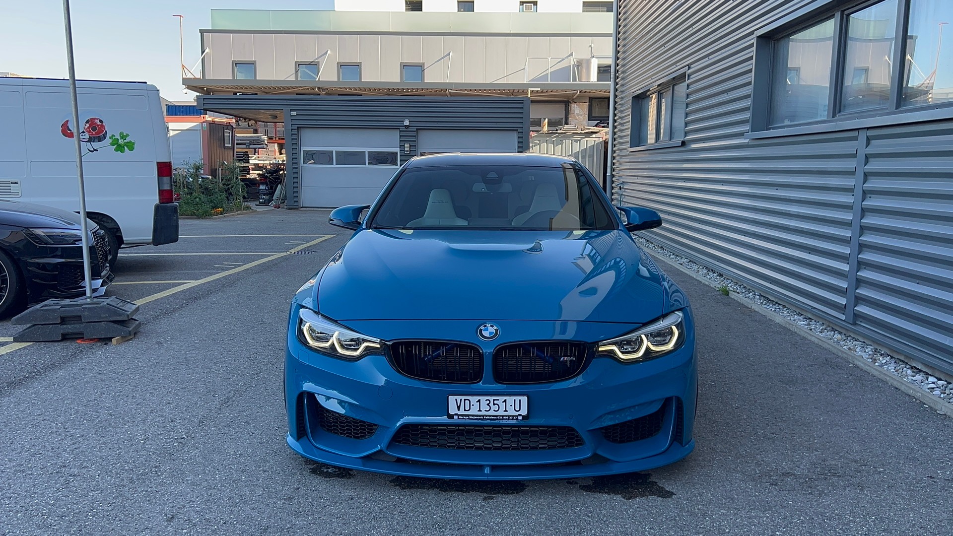 BMW M4 Coupé HERITAGE Limited Edition DKG-image-1