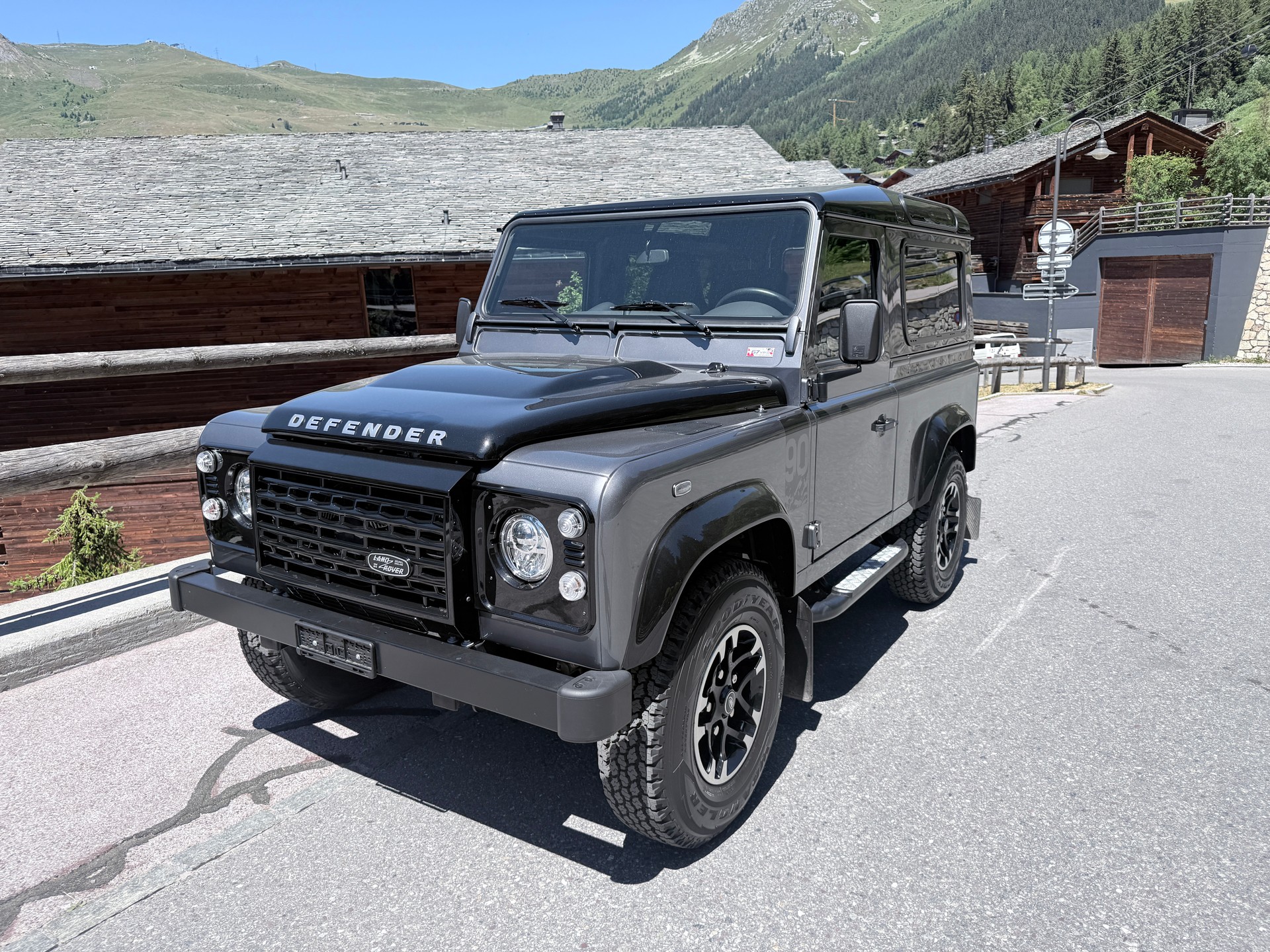 LAND ROVER Defender 90 2.2 TD4 Station Wagon Adventure-image-0