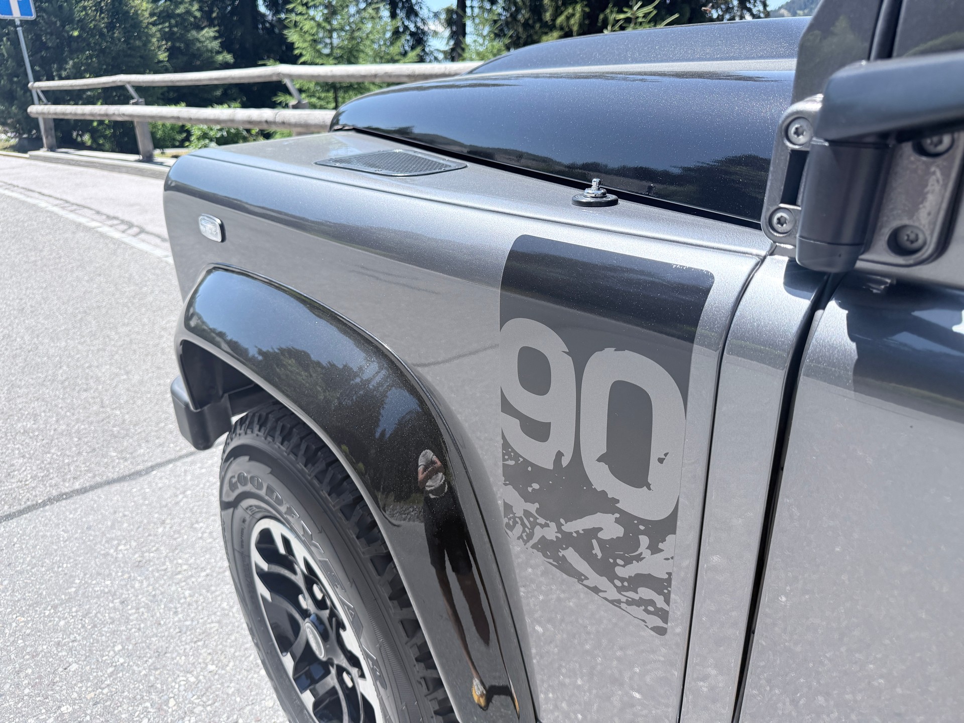 LAND ROVER Defender 90 2.2 TD4 Station Wagon Adventure-image-7