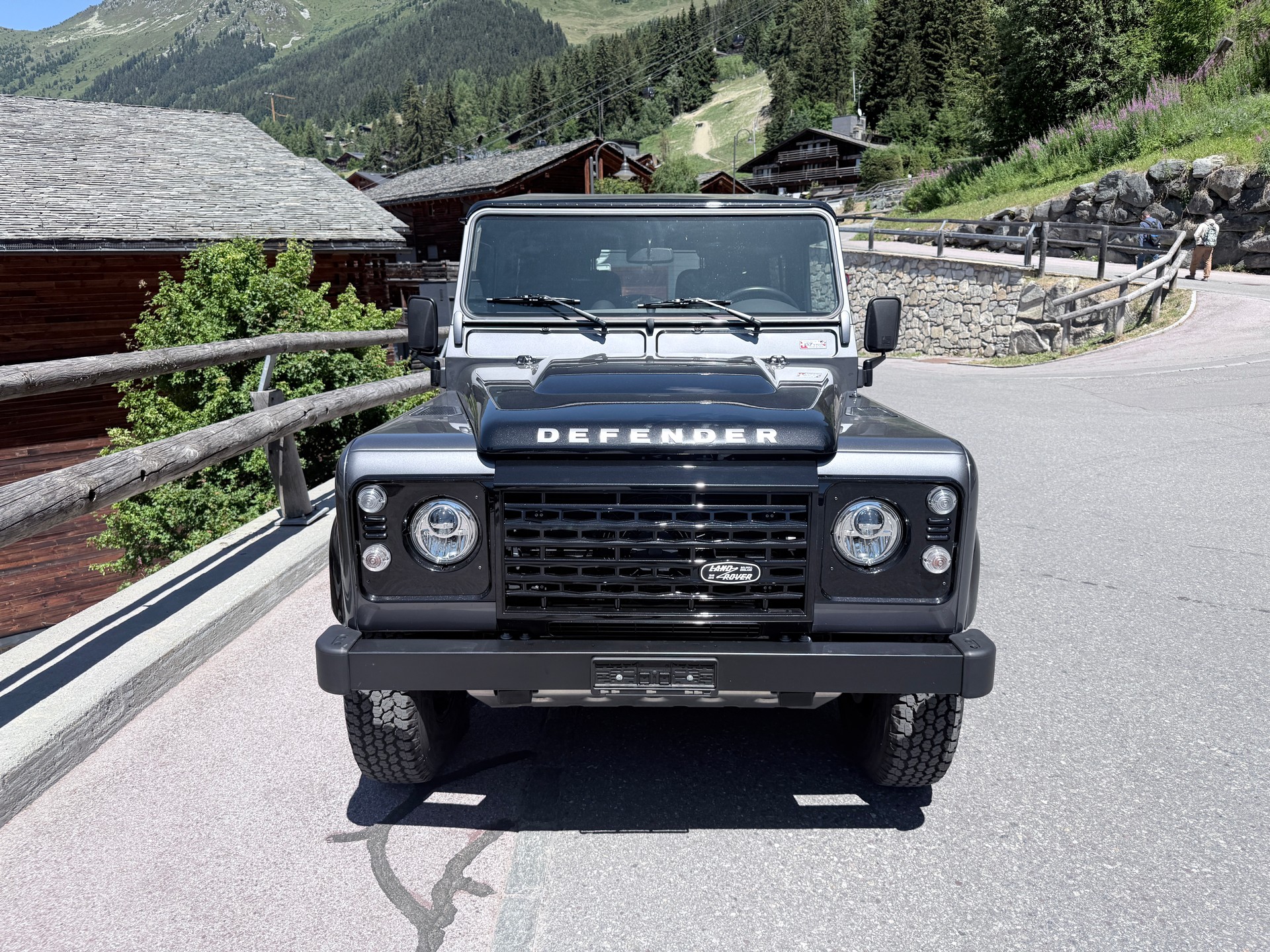 LAND ROVER Defender 90 2.2 TD4 Station Wagon Adventure-image-2