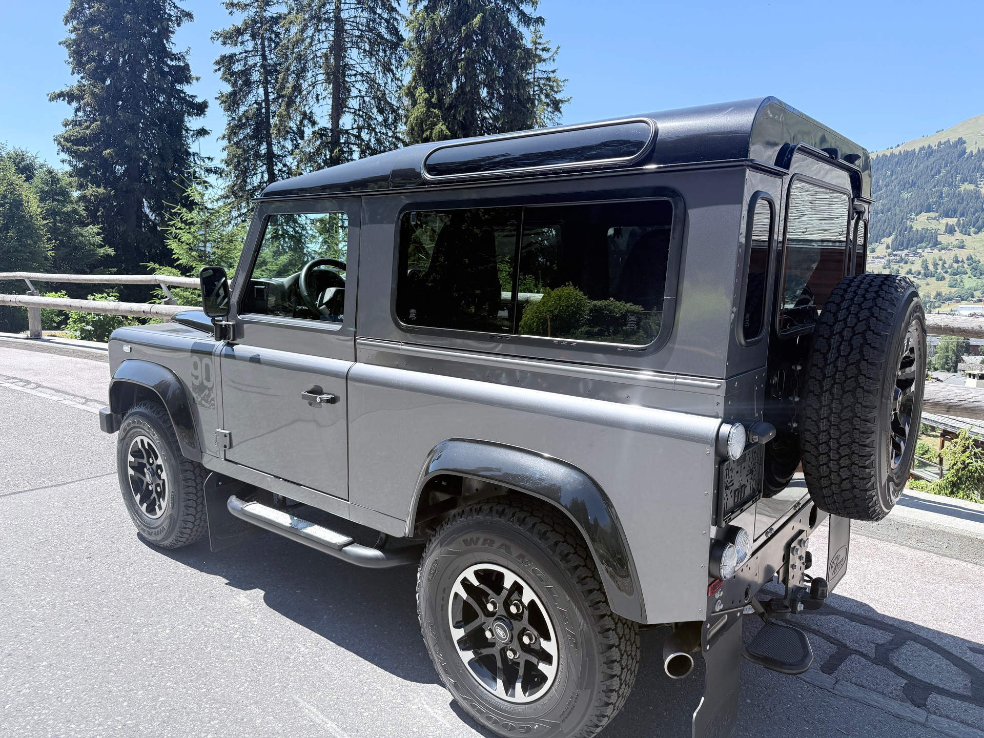 LAND ROVER Defender 90 2.2 TD4 Station Wagon Adventure-image-4